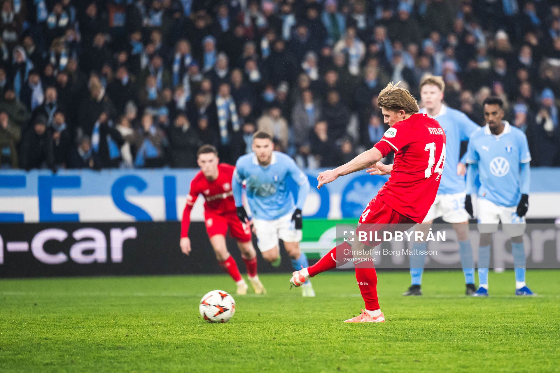 Sem Steijn of Twente scores 0-1