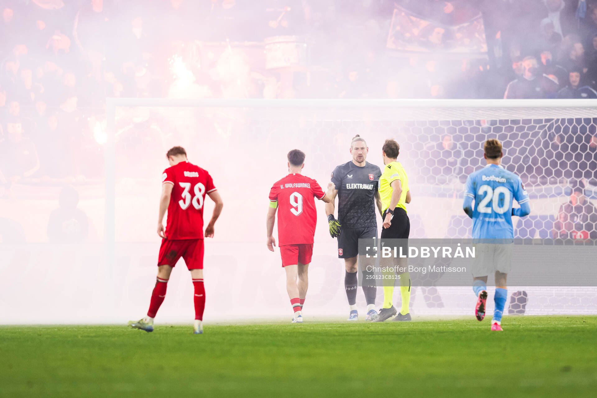 goalkeeper Lars Unnerstall of Twente and Referee Sascha