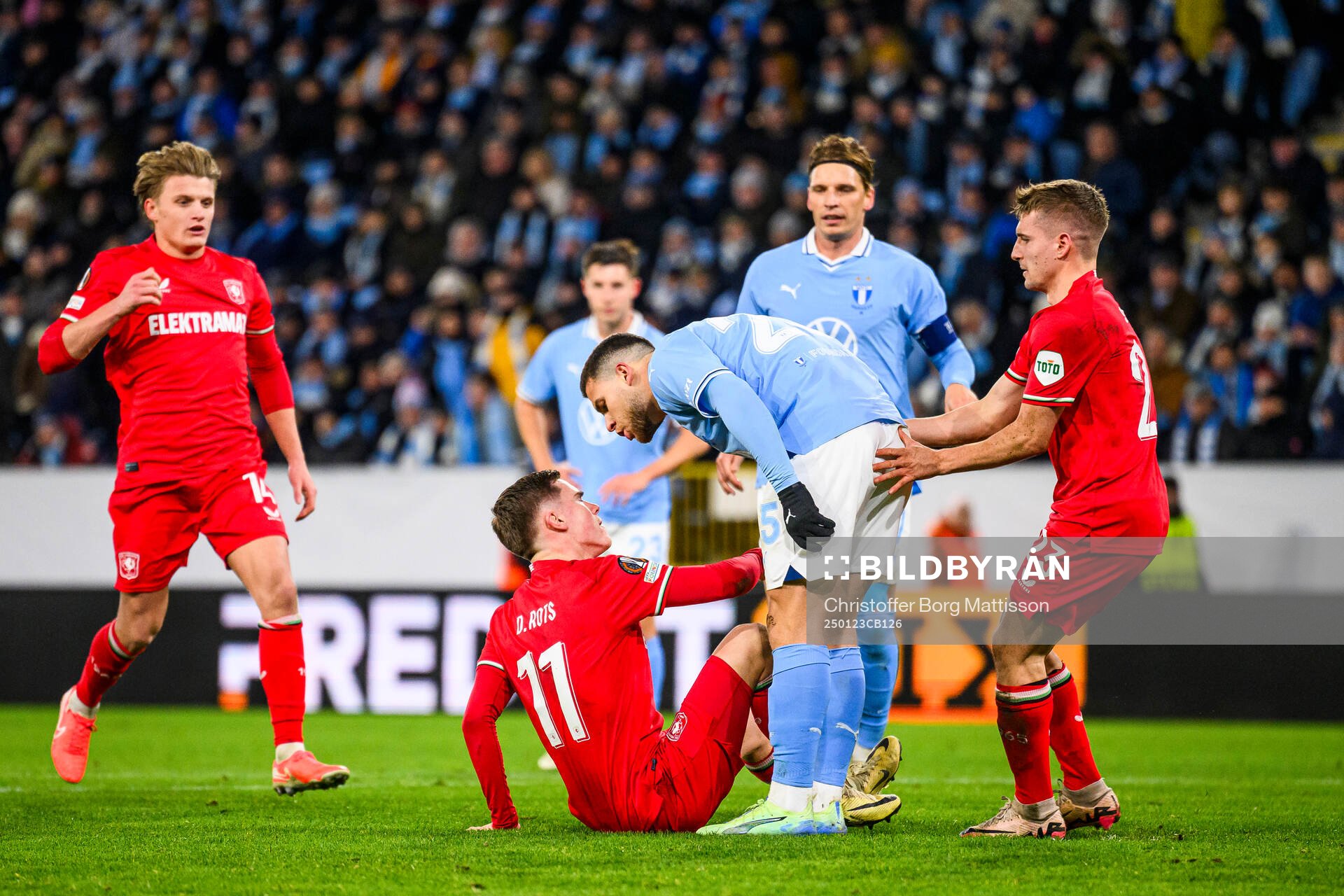 Gabriel Busanello of Malmö FF against Daan Rots of Twente