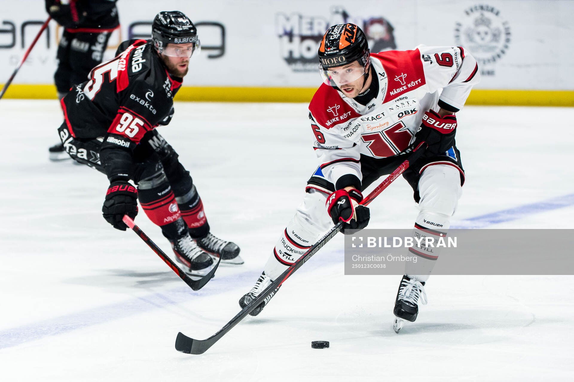 Malmö Redhawks Carl Persson och Örebros Filip Berglund