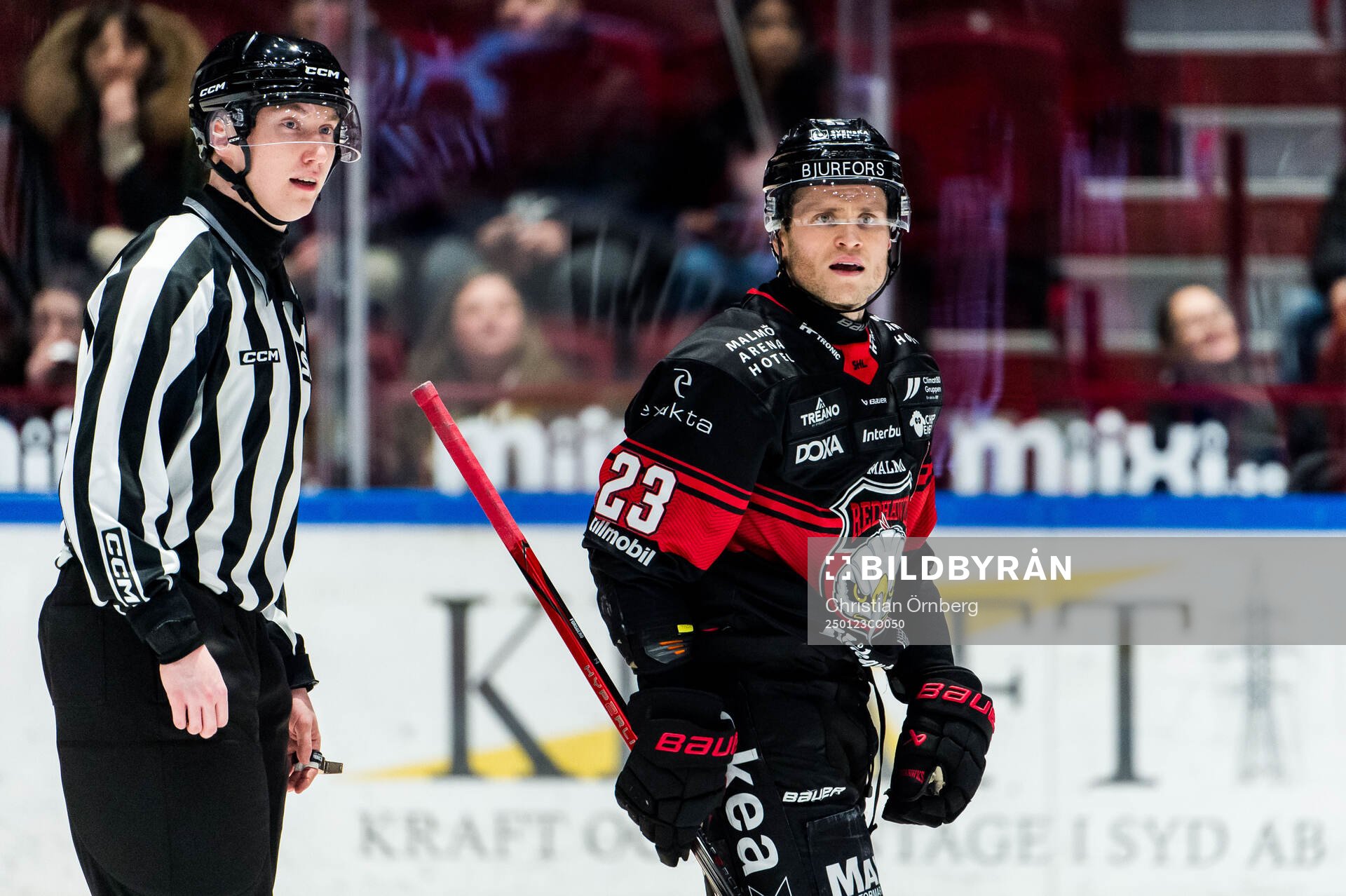 Linjedomare Valtteri Niiranen och Malmö Redhawks