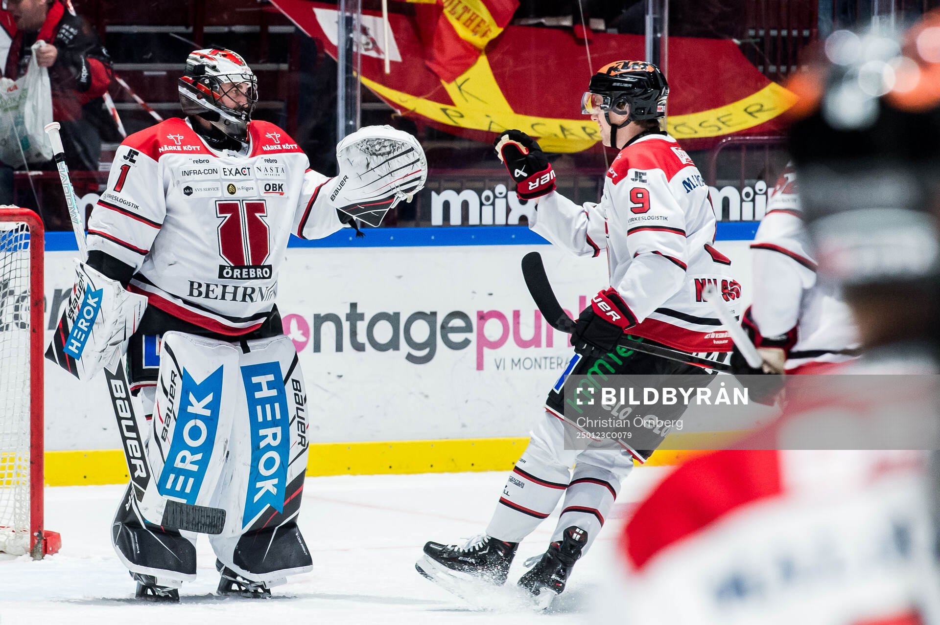 Örebros målvakt Jhonas Enroth och Niklas Nilsson jublar