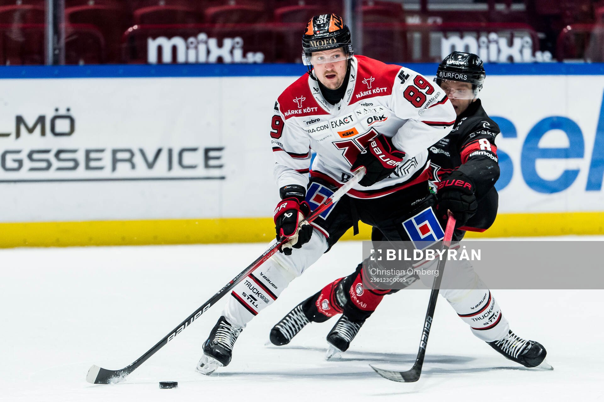 Örebros Patrik Karlkvist och Malmö Redhawks Johan Olofsson