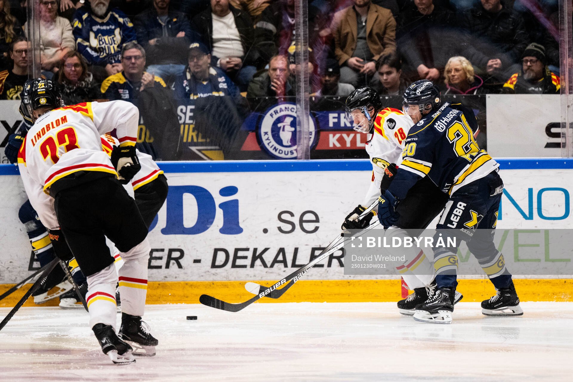 Brynäs Johannes Kinnvall och HV71s Andre Petersson