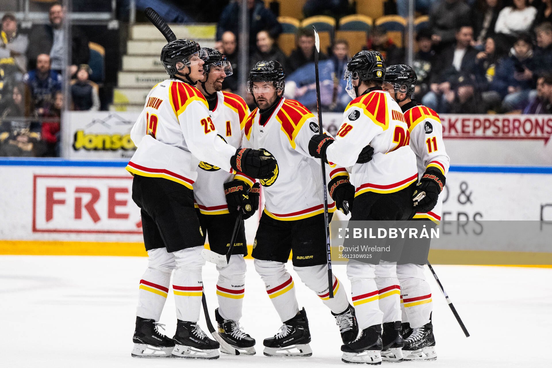 Brynäs Simon Bertilsson jublar med lagkamrater