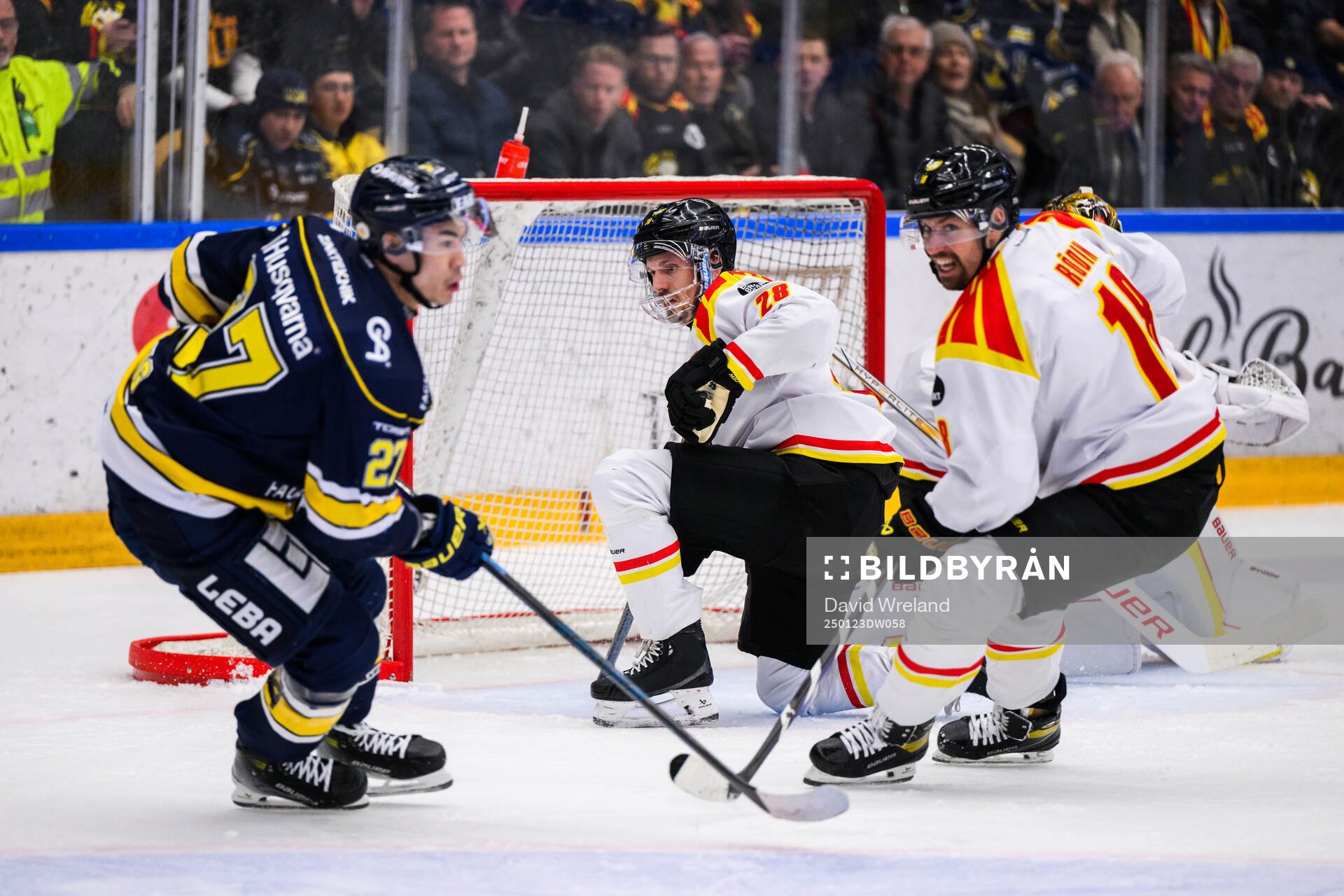 HV71s Jonathan Ang och Brynäs Johannes Kinnvall och Anton