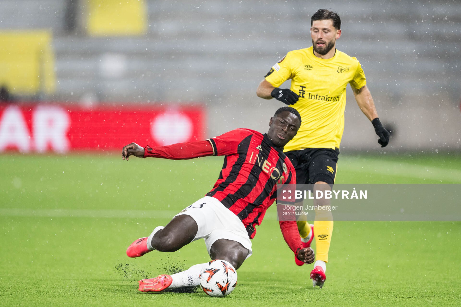Antoine Mendy of Nice and Arber Zeneli of Elfsborg