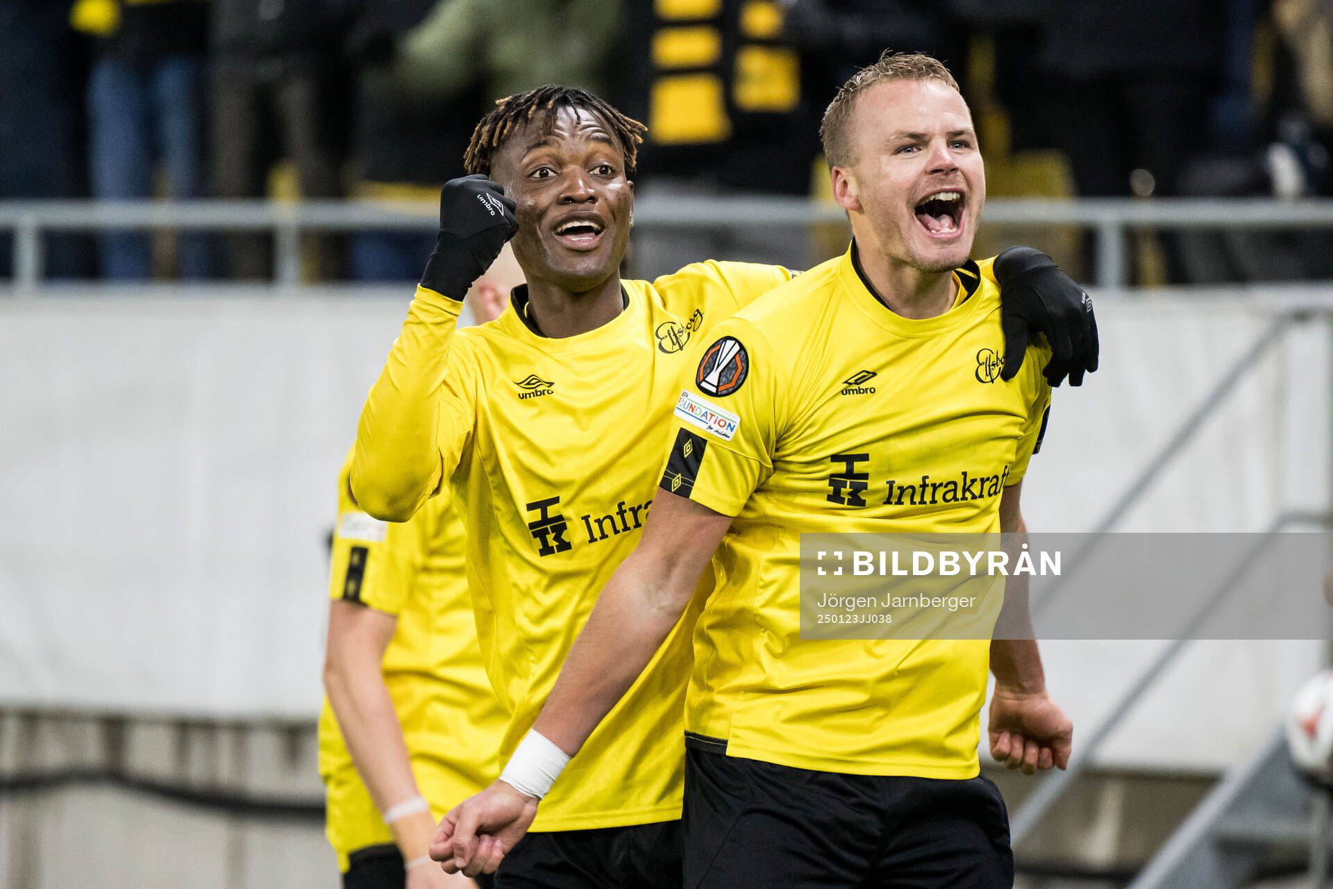Gustav Henriksson of Elfsborg celebrates with Jalal Abdullai