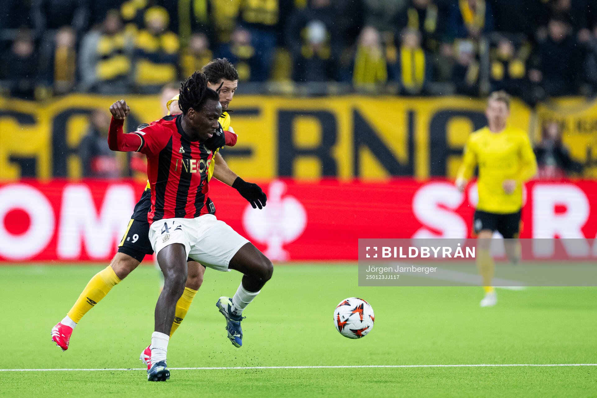 Yael Nandjou of Nice and Arber Zeneli of Elfsborg
