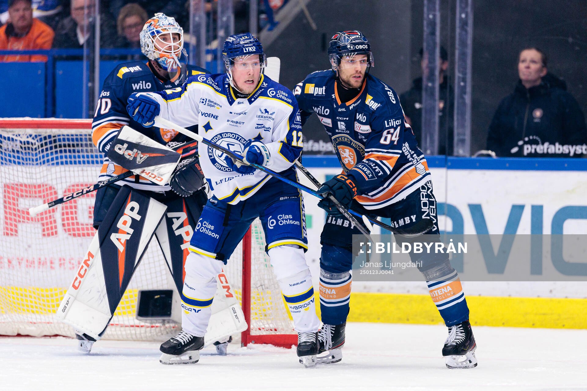 Leksands Kalle Östman mellan Växjös målvakt Adam Åhman