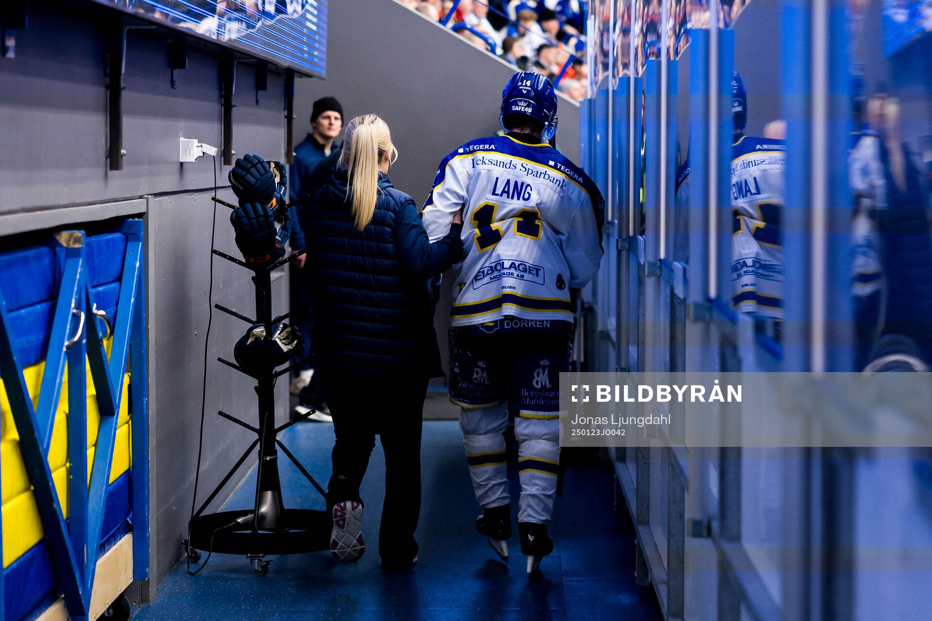 i250123 Leksands Oskar Lang lämnar isen skadad