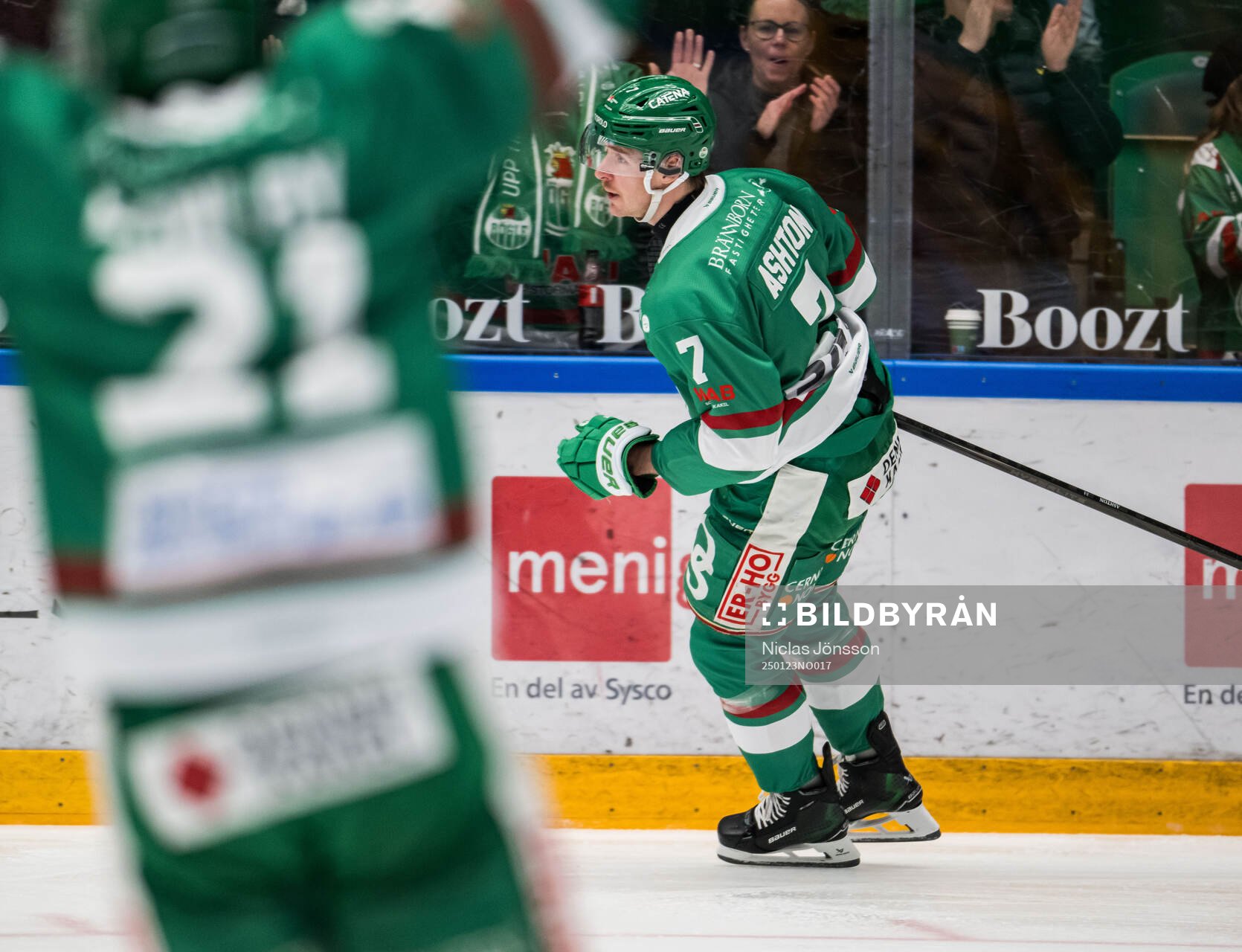 Rögles Carter Ashton jublar