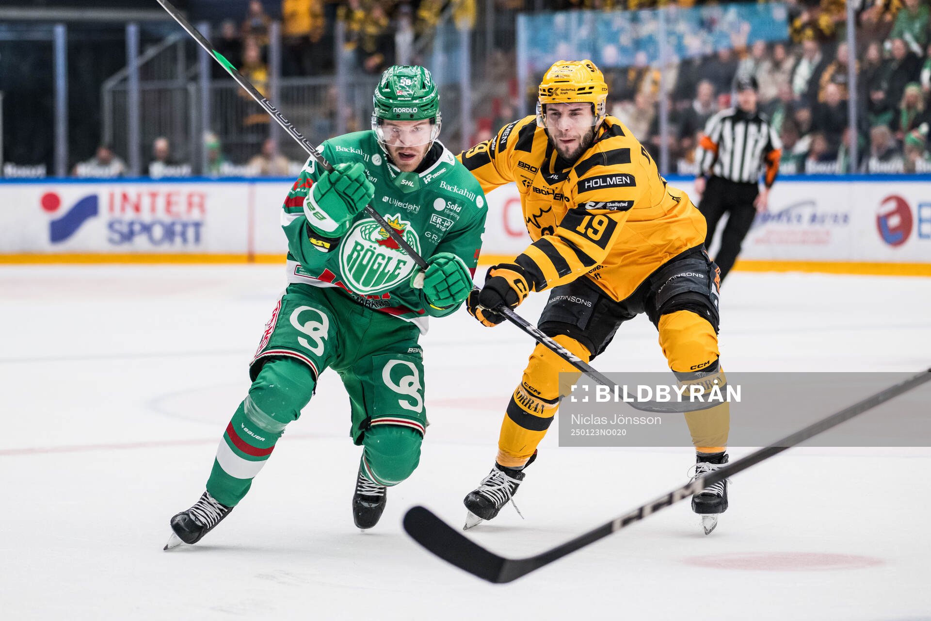 Rögles Filip Johansson och Skellefteås Martins Dzierkals