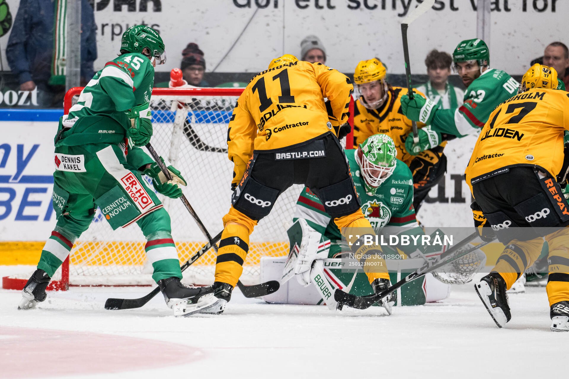 Skellefteås Max Lindholm och Rögles målvakt Arvid Holm