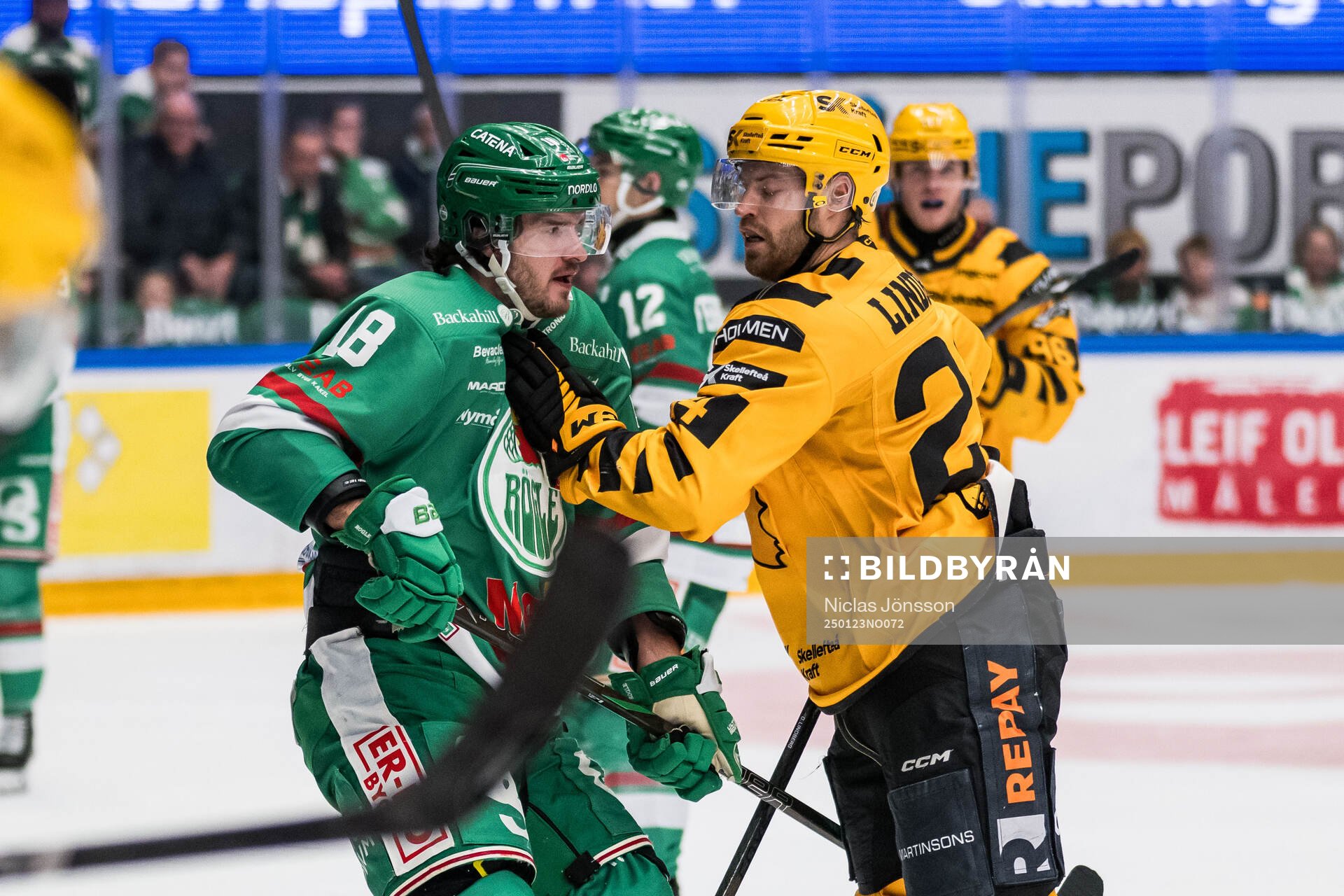 Rögles Dennis Everberg och Skellefteås Oscar Lindberg