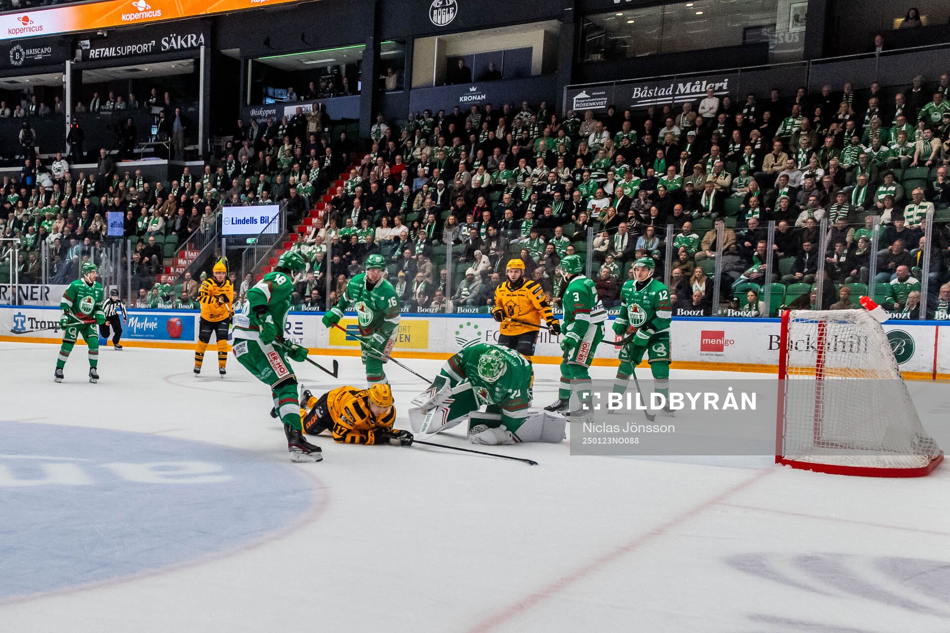 Skellefteås Pär Lindholm  och Rögles målvakt Arvid Holm