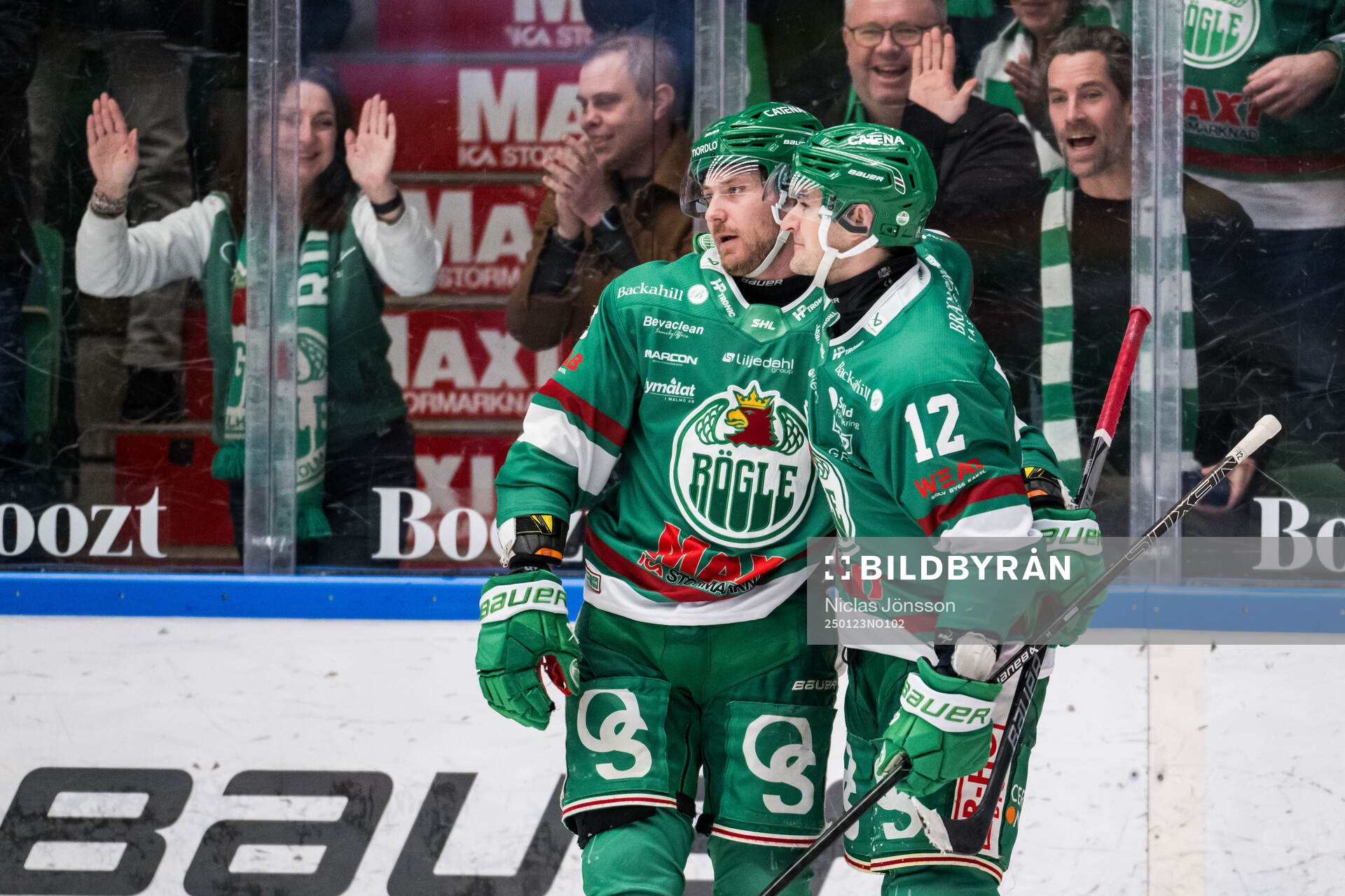 Rögles Linus Sandin och Brady Ferguson jublar
