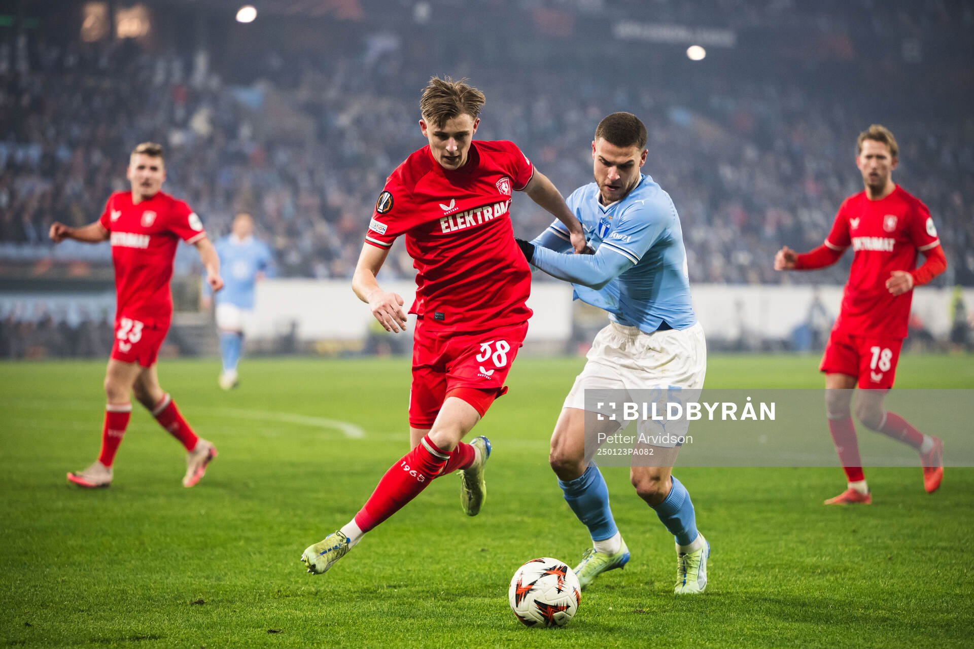 Max Bruns of Twente and Gabriel Busanello of Malmö FF