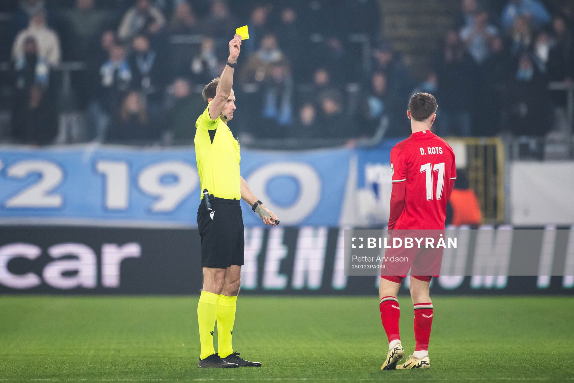 Daan Rots of Twente recieves a yellow card by Referee