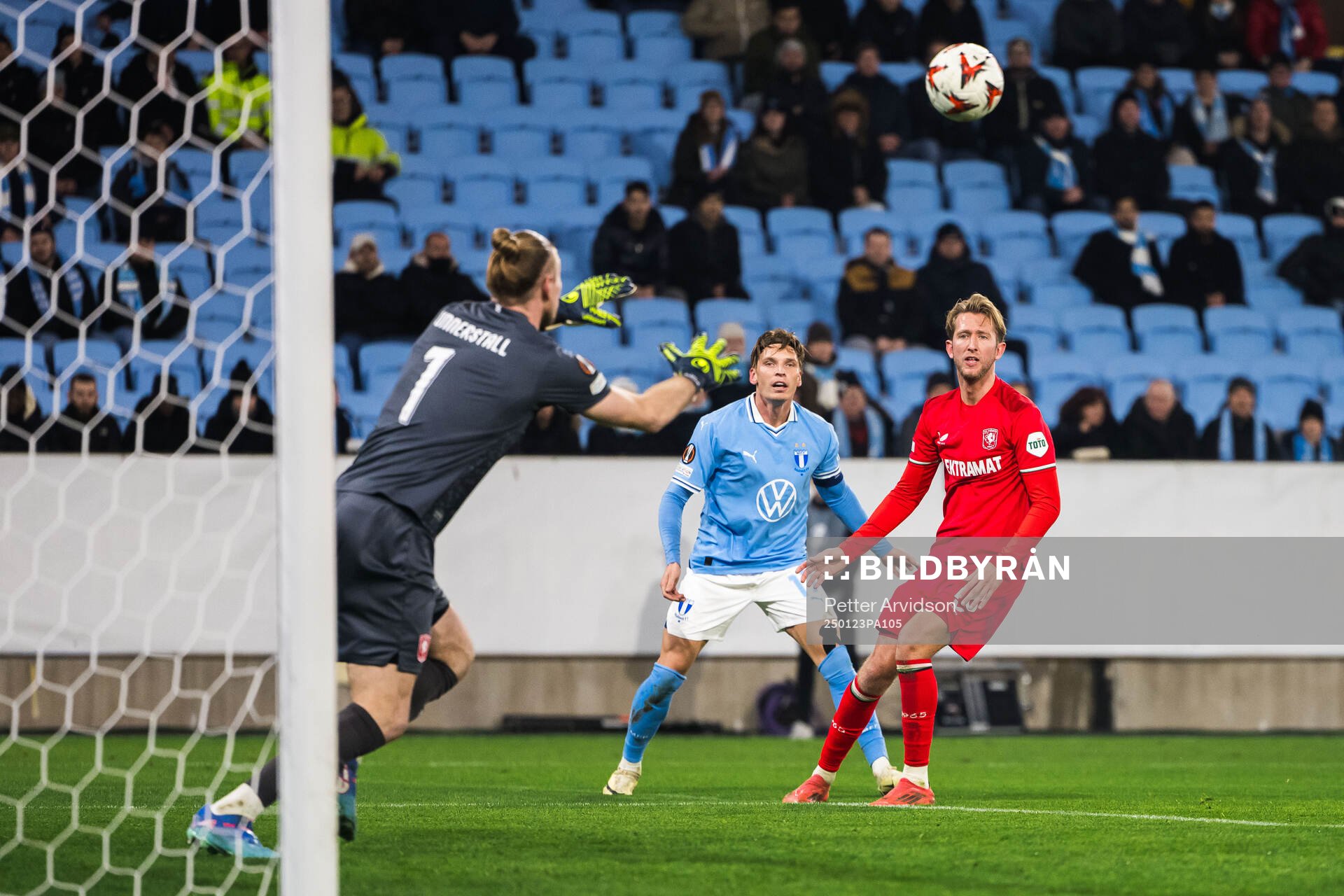 Jens Stryger Larsen of Malmö FF against goalkeeper Lars