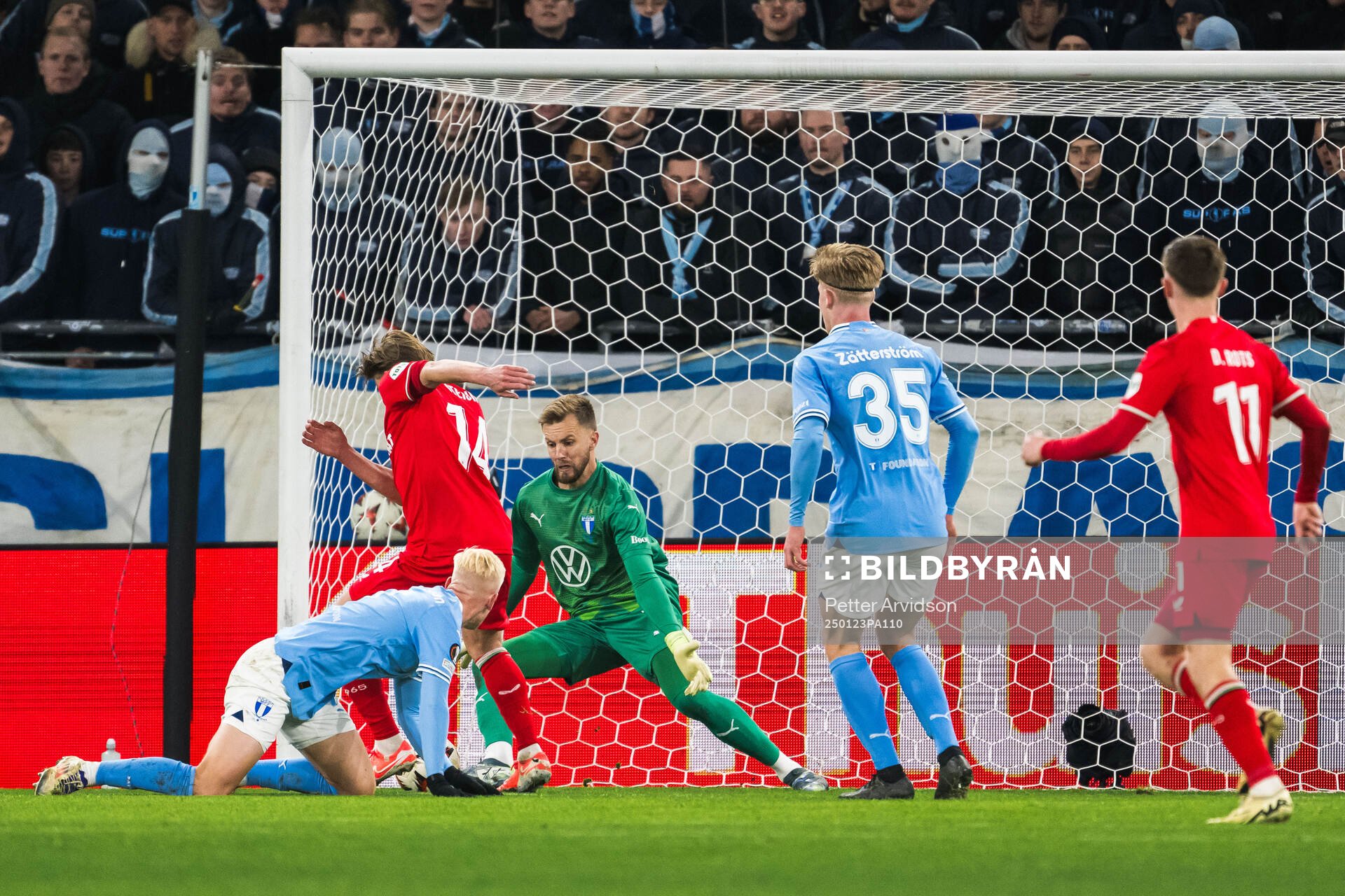 Sem Steijn of Twente against goalkeeper Ricardo Friedrich