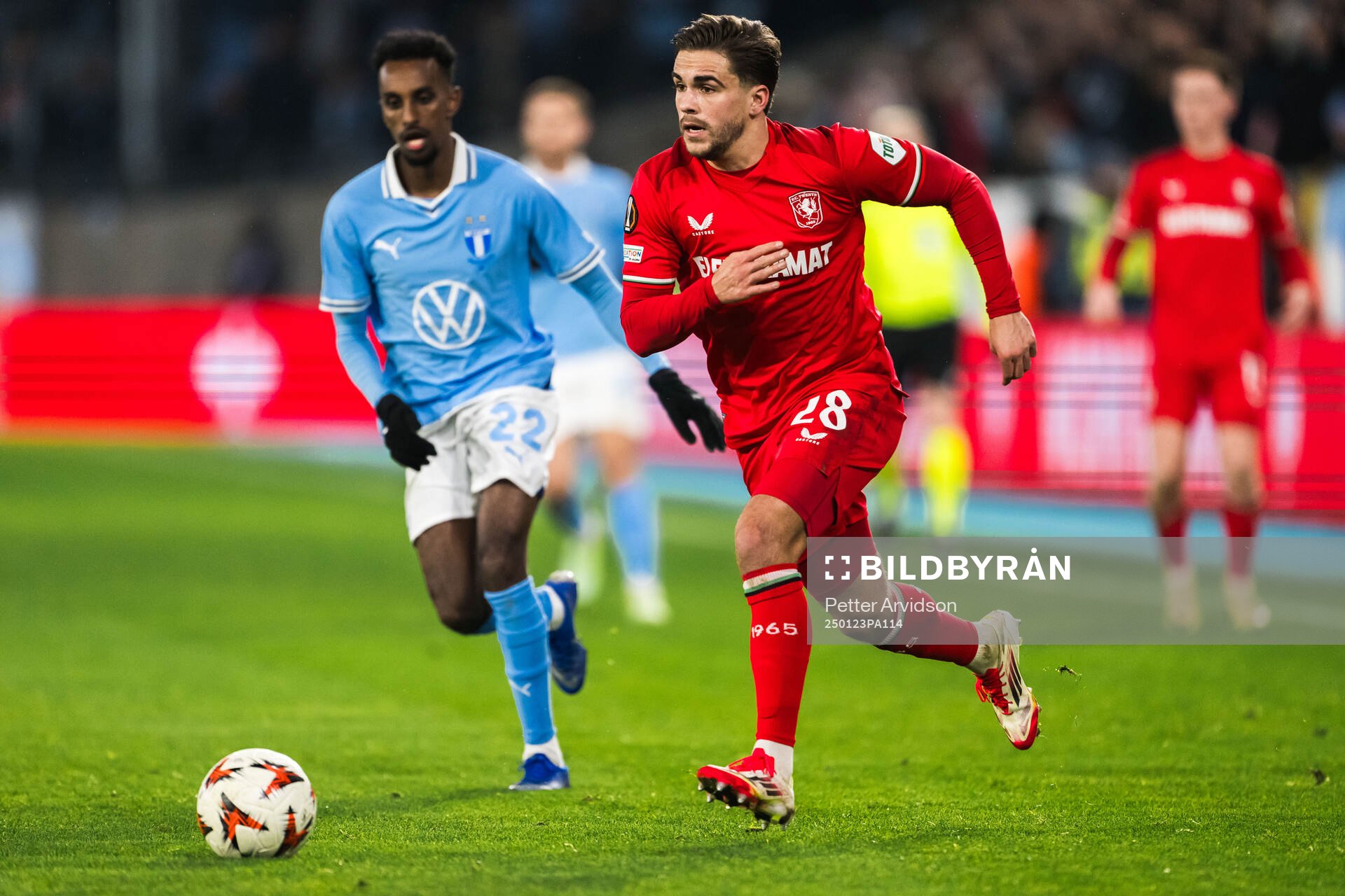 Bart Van Rooij of Twente and Taha Ali of Malmö FF