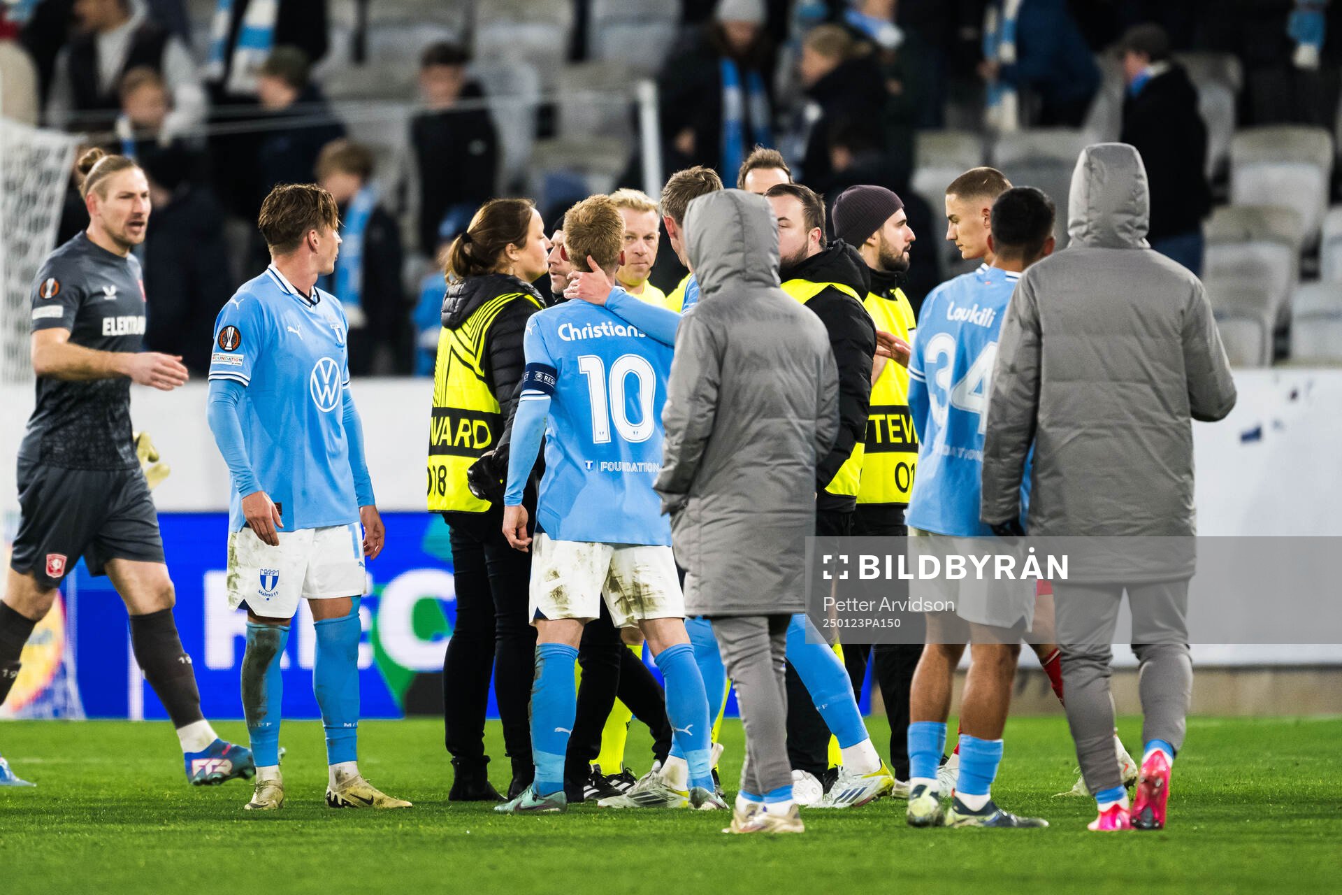 Anders Christiansen of Malmö FF and Referee Sascha