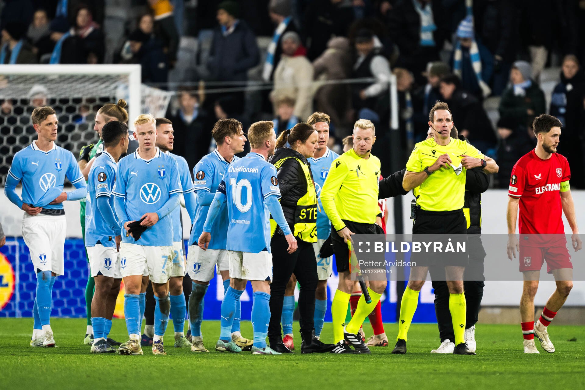 Anders Christiansen of Malmö FF and Referee Sascha