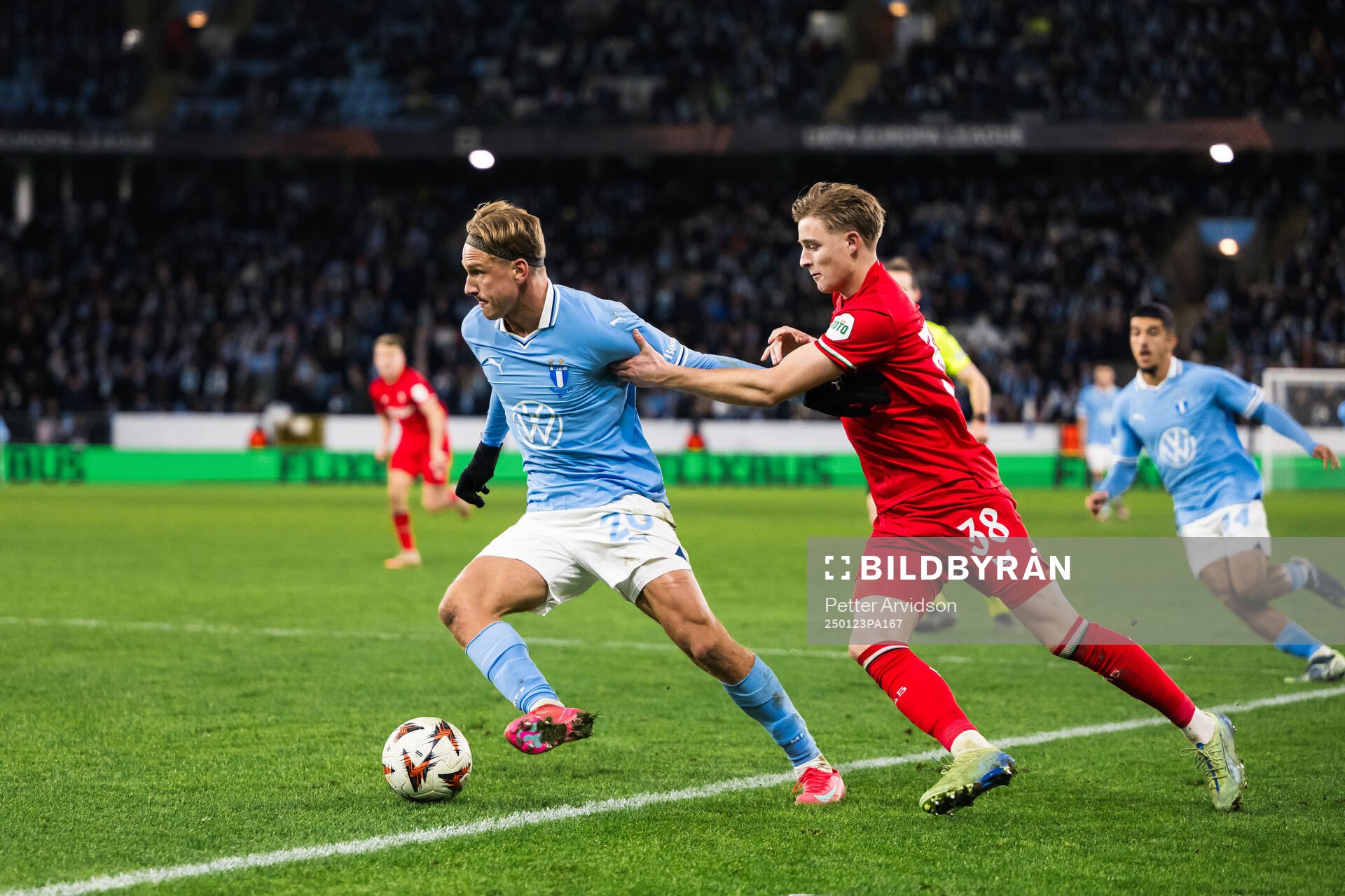 Erik Botheim of Malmö FF and Max Bruns of Twente