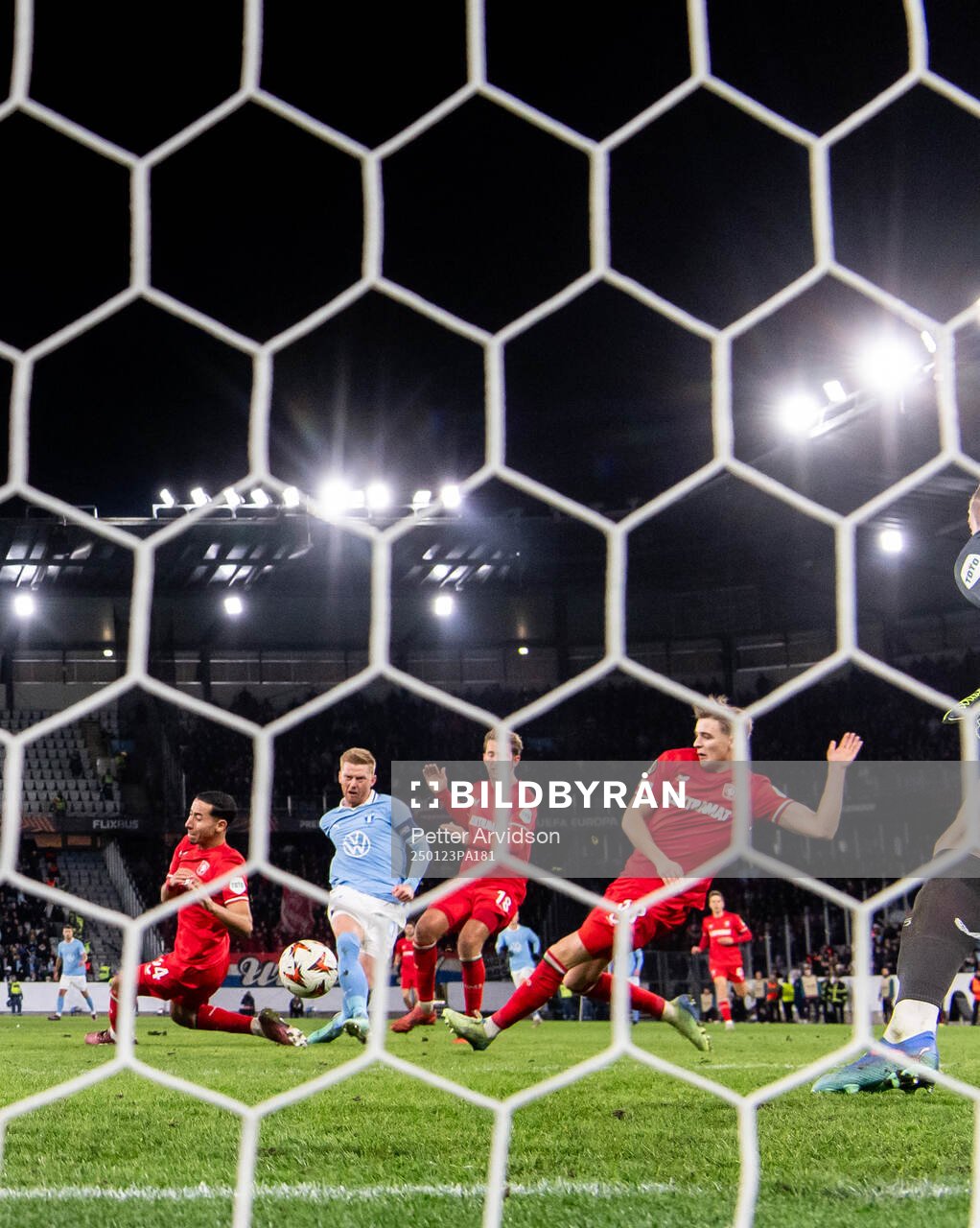 Anders Christiansen of Malmö FF scores the 2-3 goal