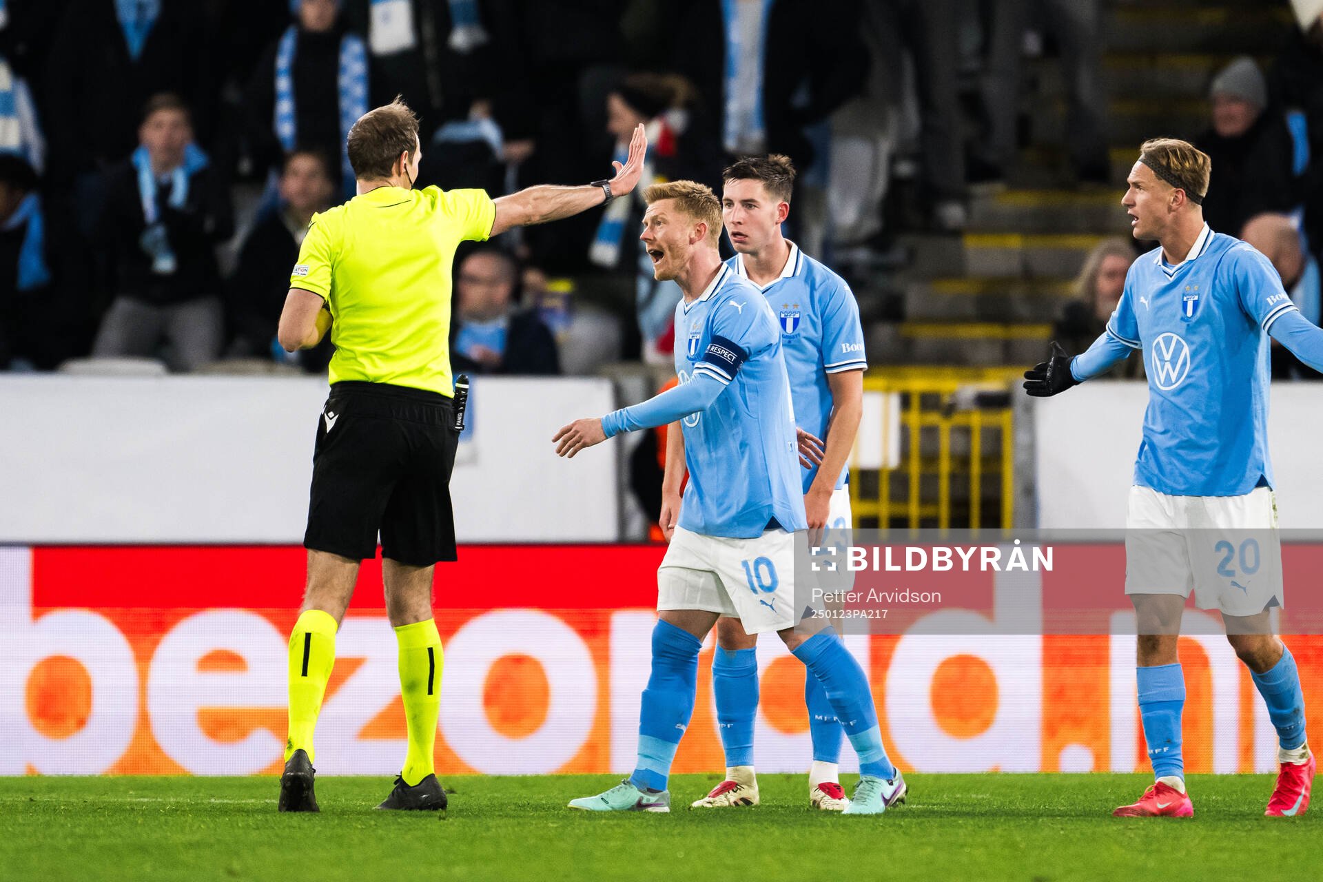 Anders Christiansen of Malmö FF and Referee Sascha