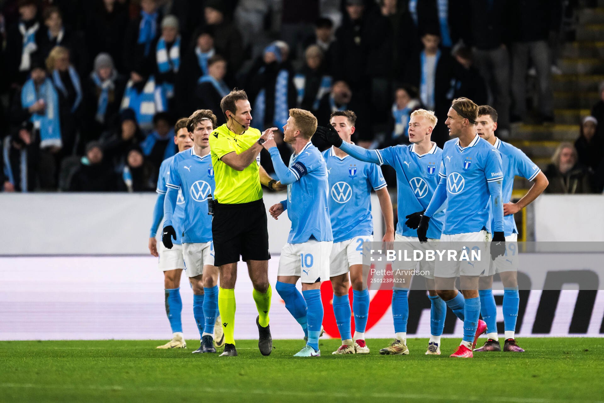 Anders Christiansen of Malmö FF and Referee Sascha