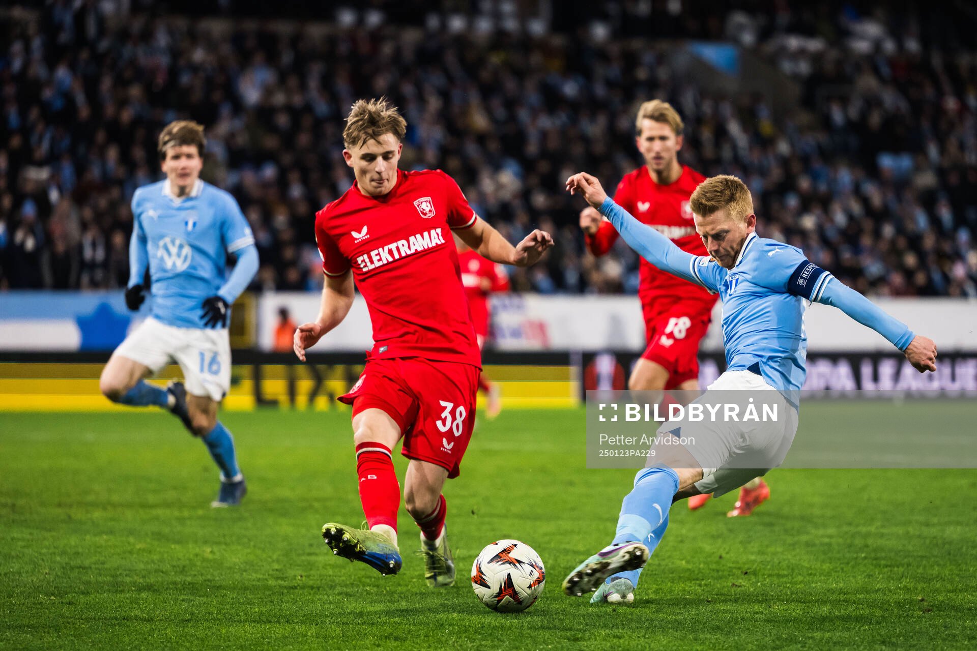 Max Bruns of Twente and Anders Christiansen of Malmö FF