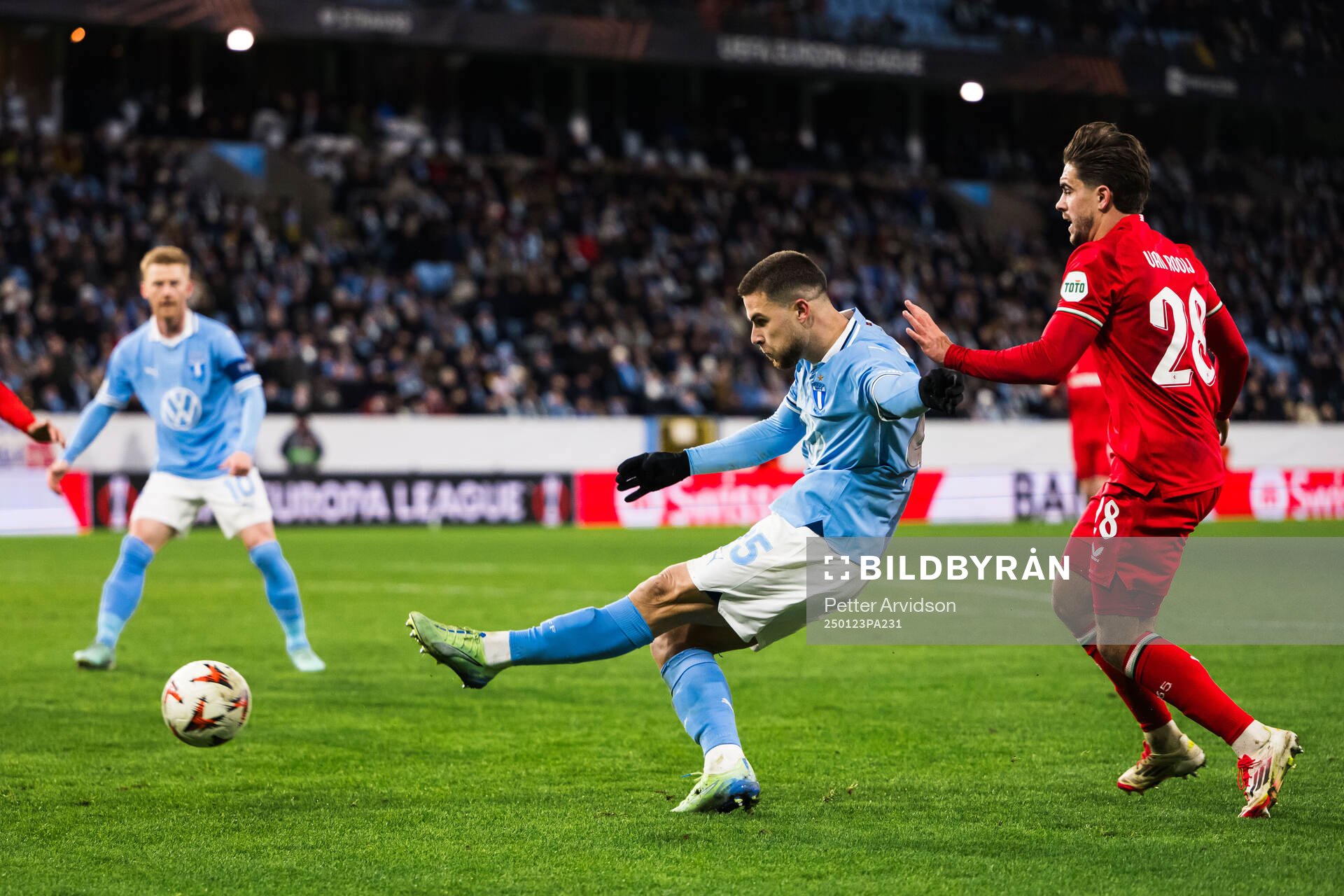 Gabriel Busanello of Malmö FF and Bart Van Rooij of Twente