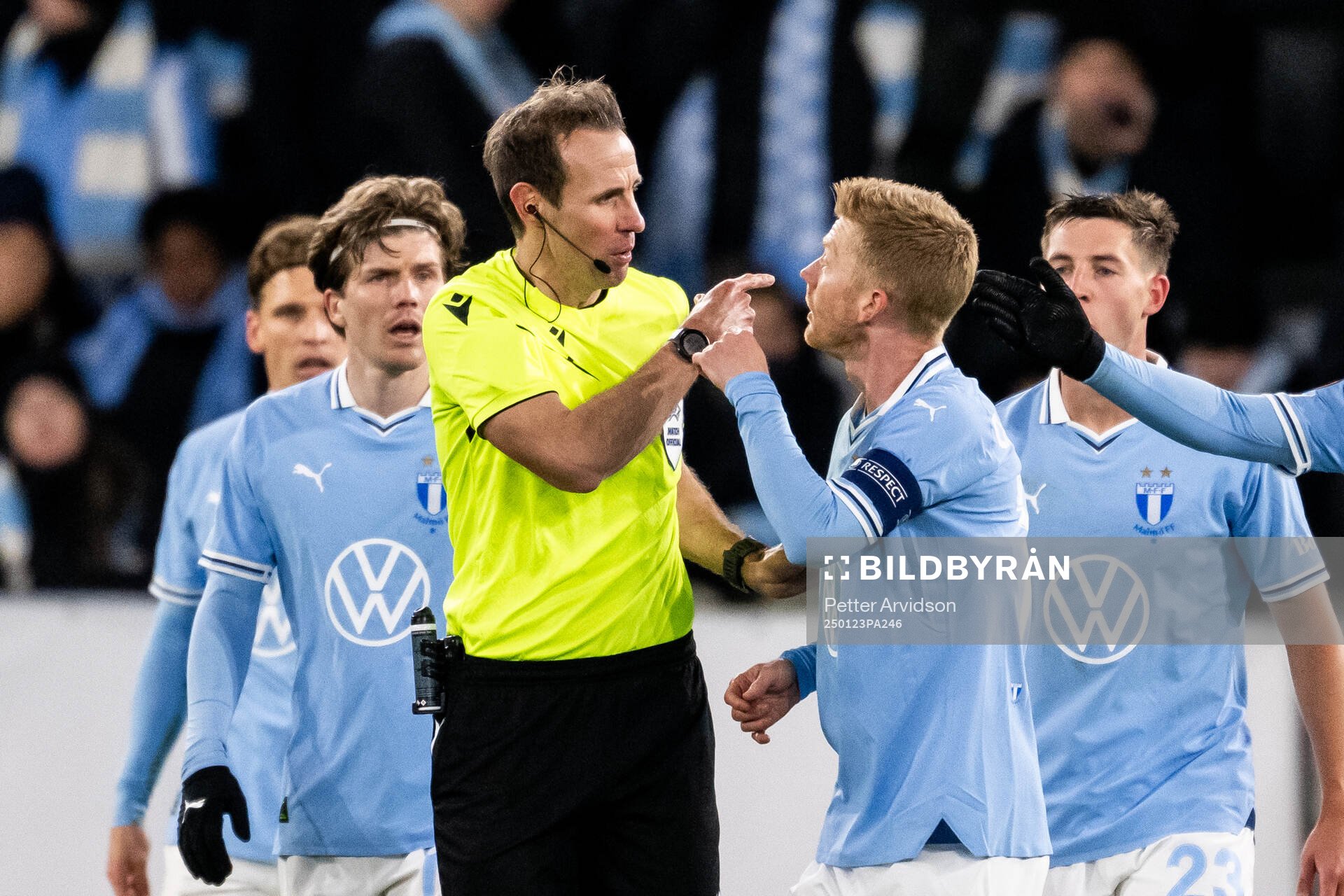 Referee Sascha Stegemann and Anders Christiansen of Malmö