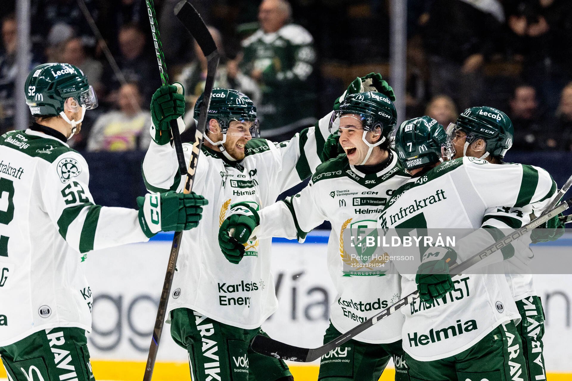 Färjestads Axel Bergkvist jublar med lagkamrater