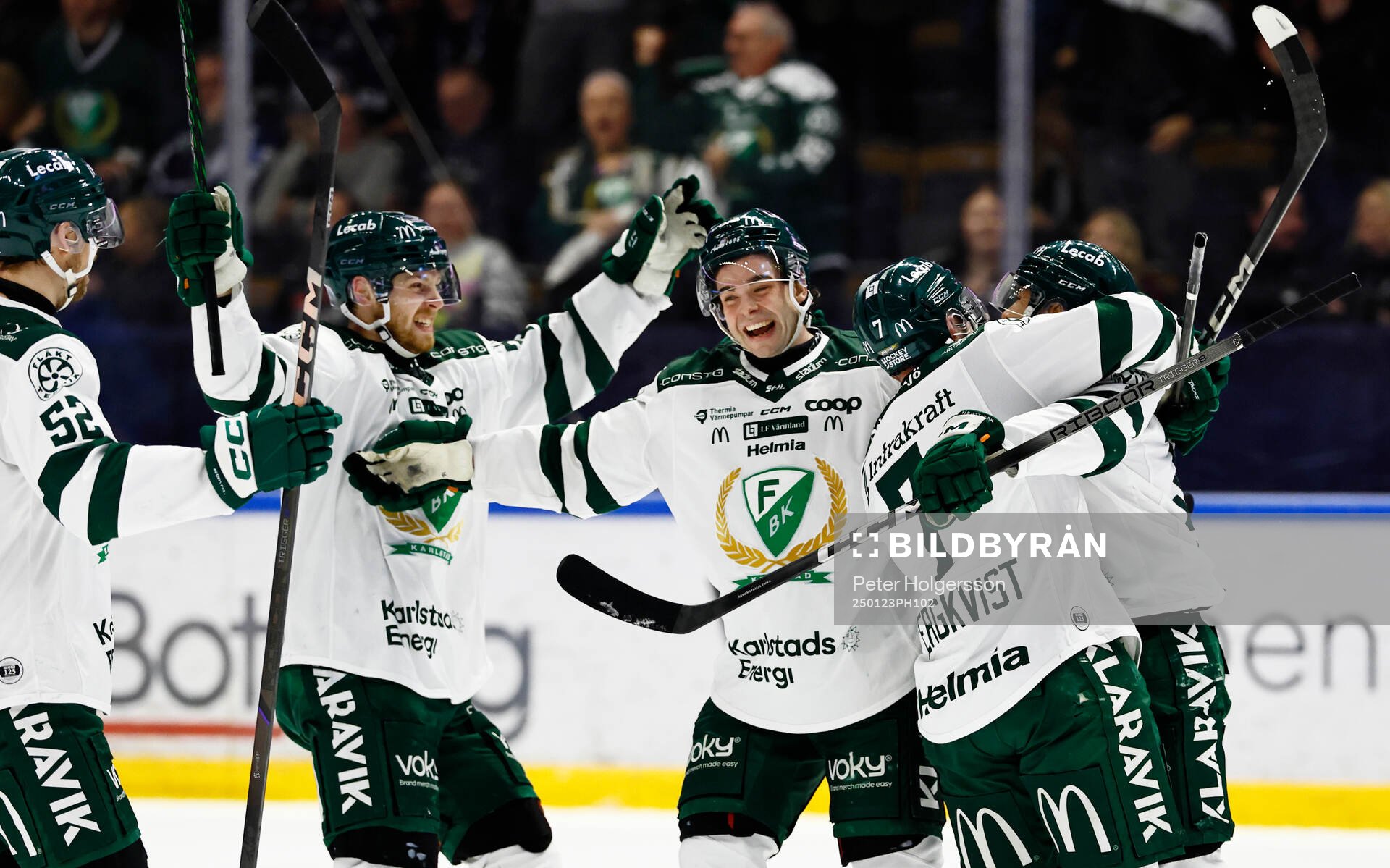 Färjestads spelare med Viktor Lodin jublar