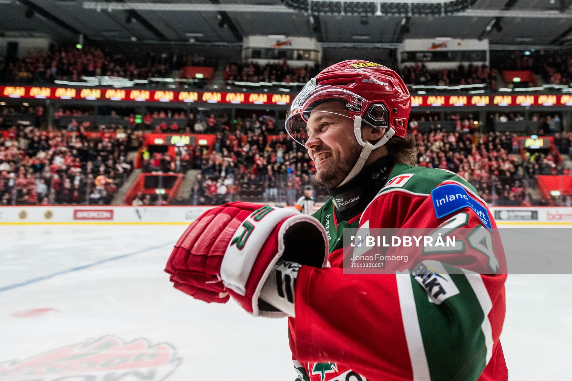 Modos Måns Carlsson jublar