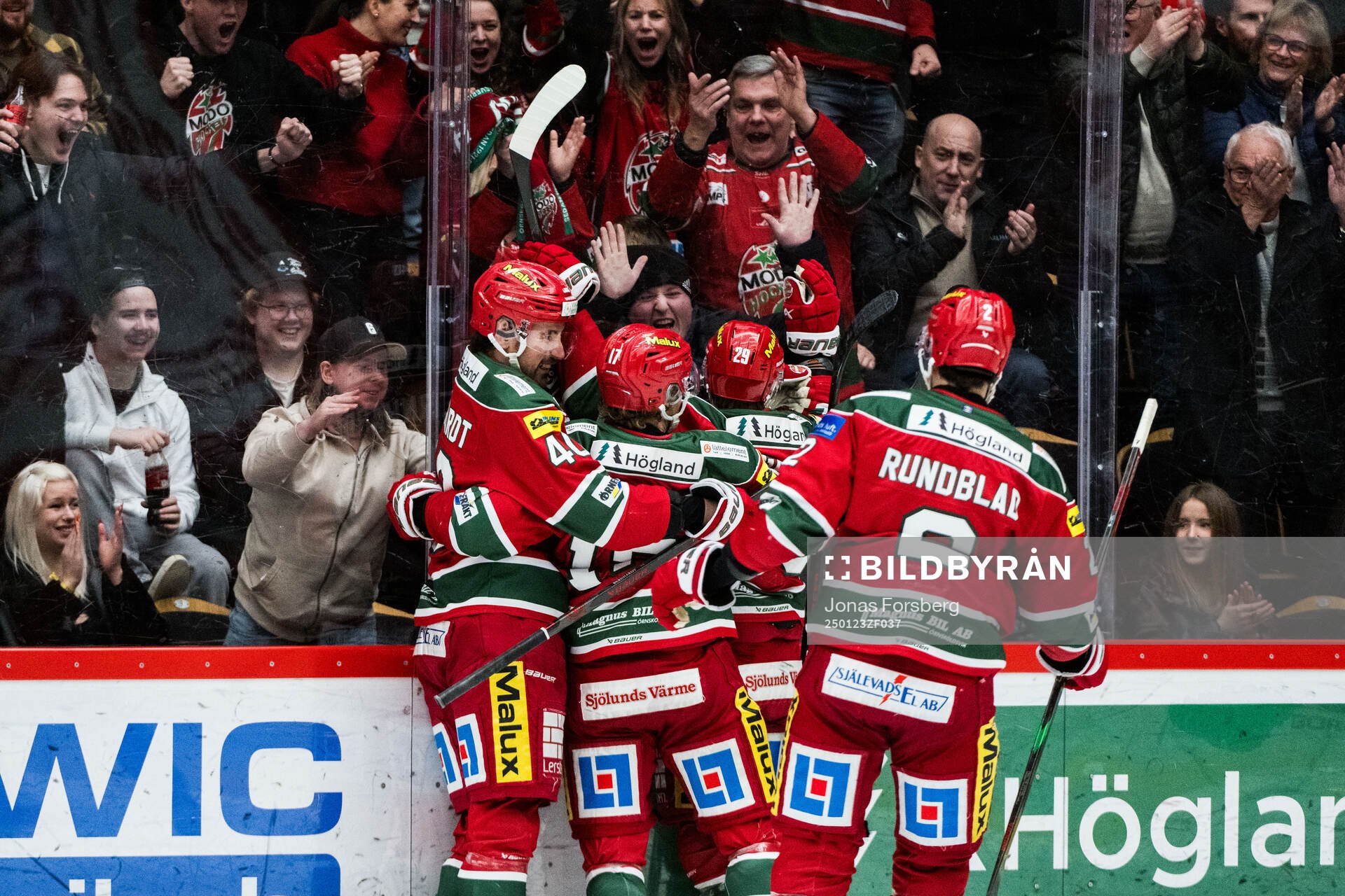 Modos Mikkel Aagaard jublar med lagkamrater