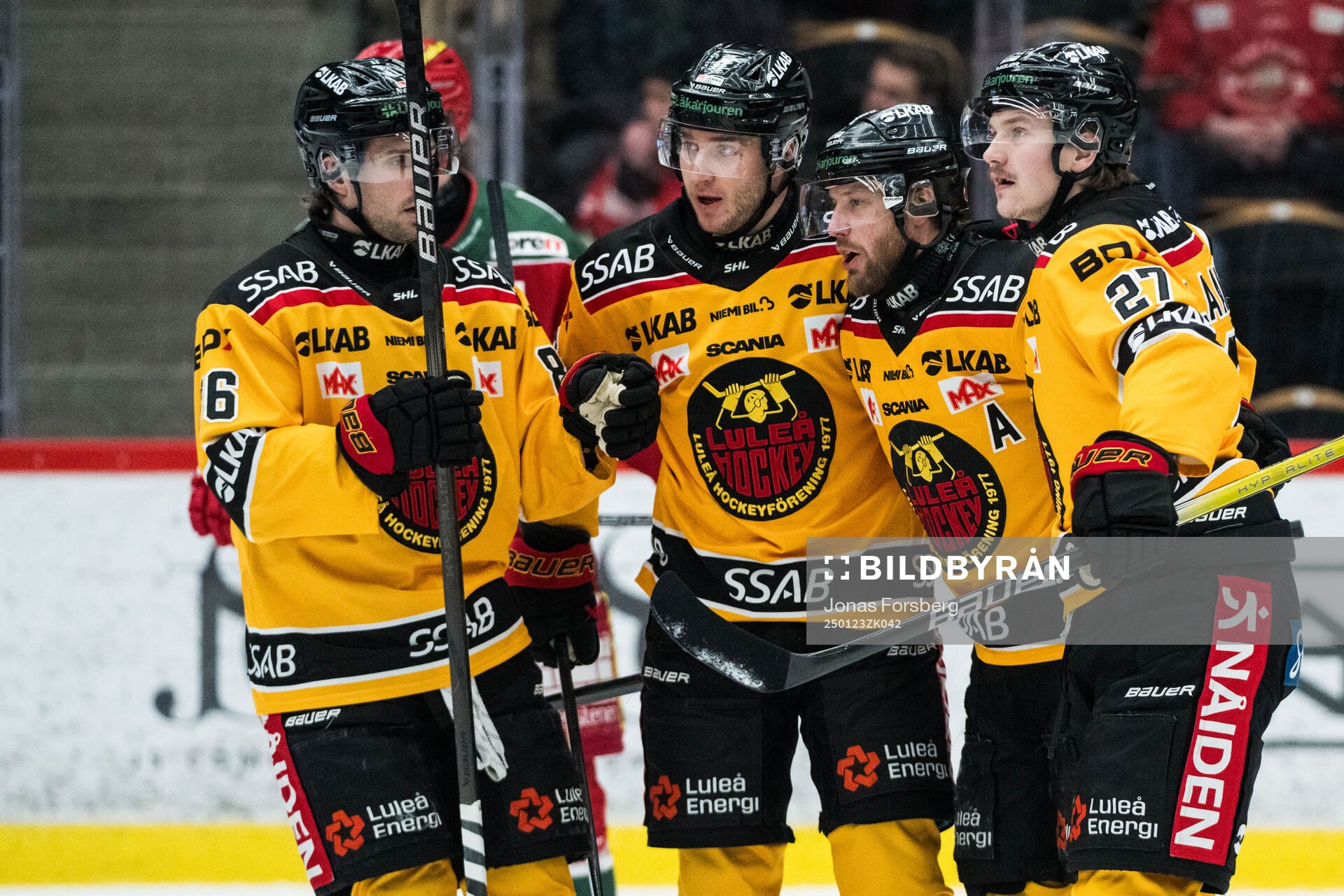 Luleås Linus Omark jublar med lagkamrater