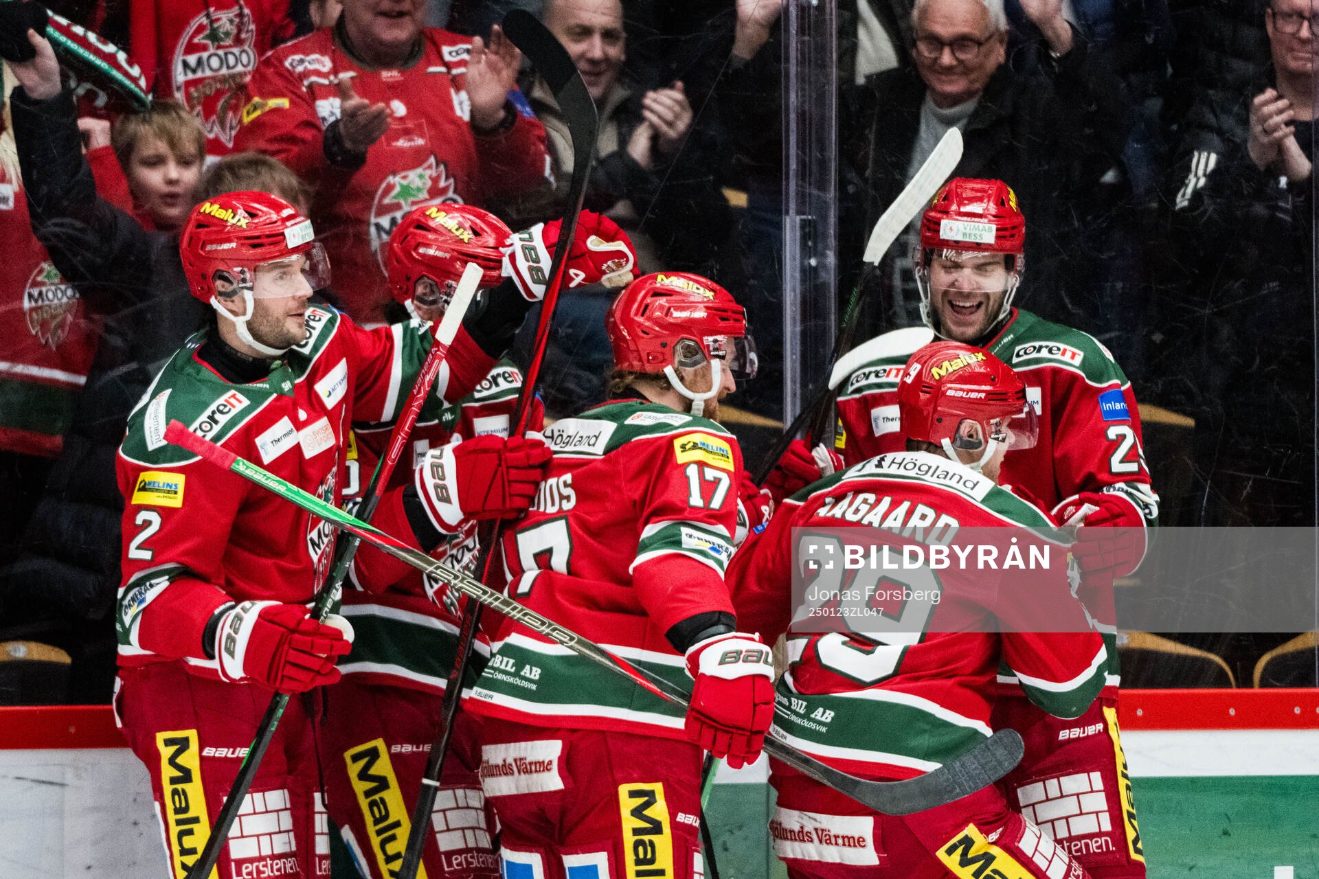 Modos Mikkel Aagaard jublar med lagkamrater