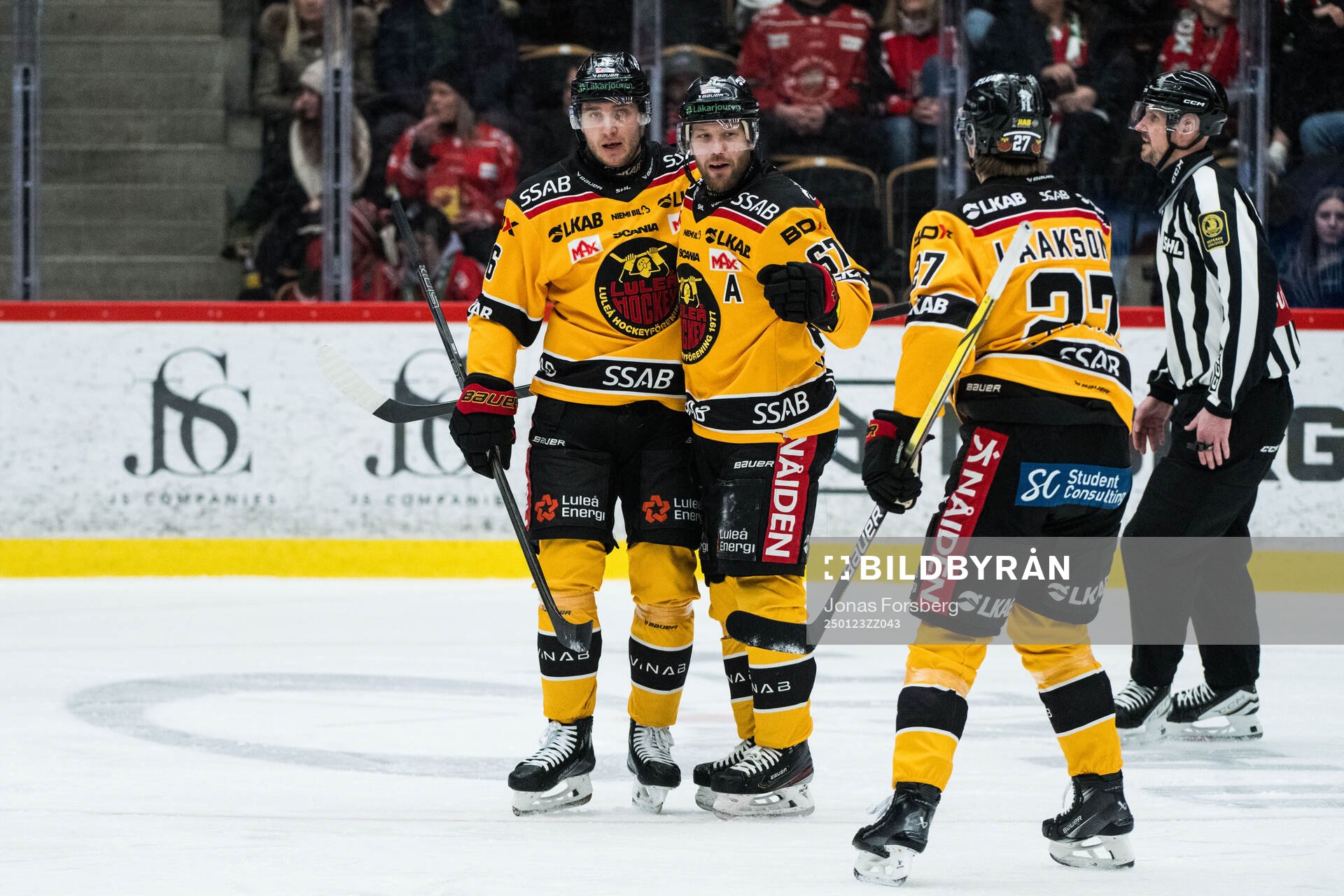Luleås Linus Omark jublar med lagkamrater