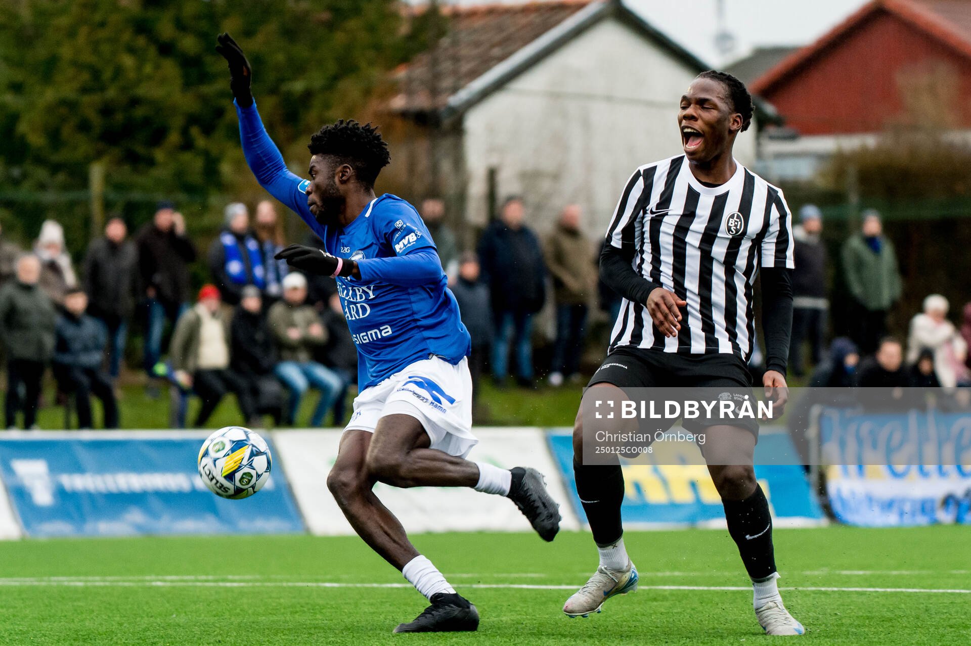 Trelleborgs Emmanuel Godwin och Landskronas Xavier Odhiambo