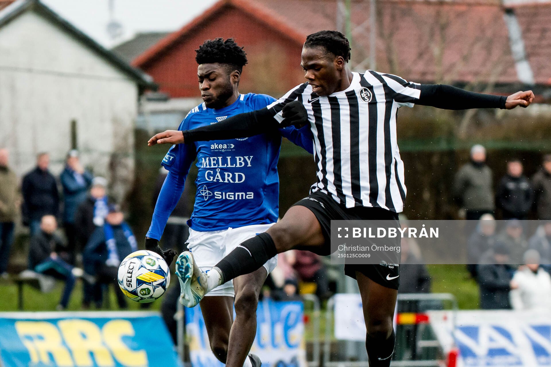 Trelleborgs Emmanuel Godwin och Landskronas Xavier Odhiambo