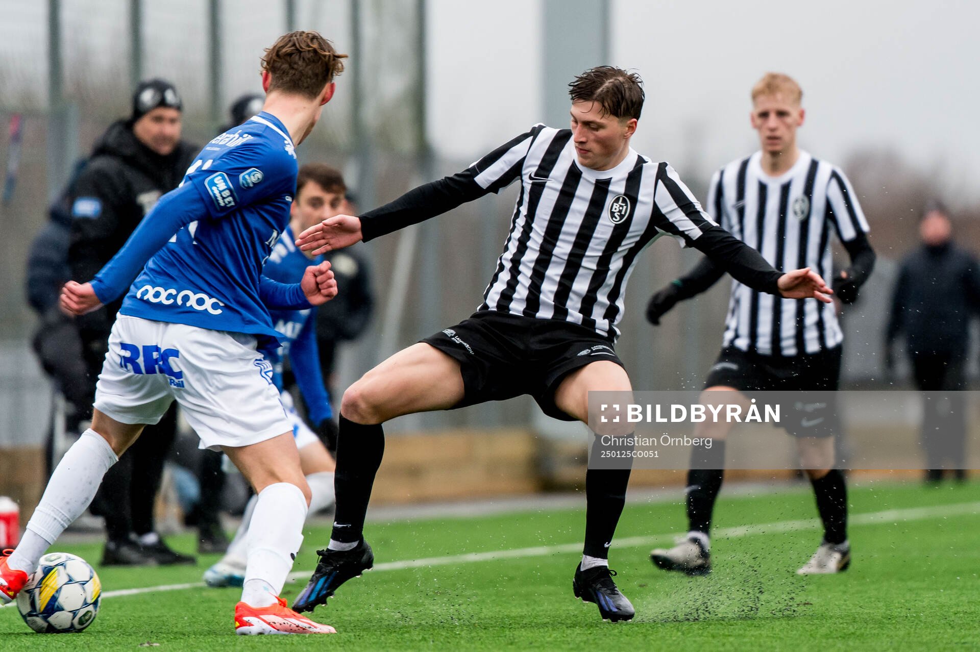 Trelleborgs Niko Söderström och Landskronas Kevin Jensen under träningsmatchen mellan Trelleborg och Landskrona den 25 januari 2025 i Trelleborg.