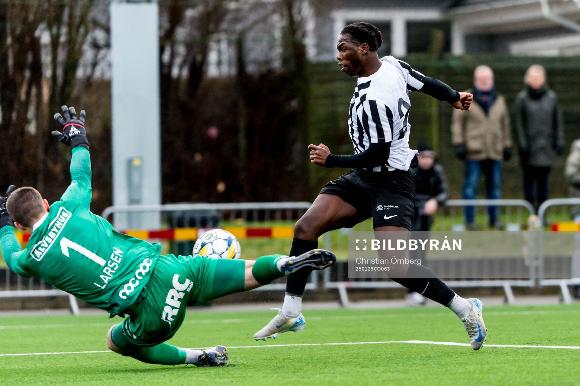Trelleborgs målvakt Andreas Larsen och Landskronas Xavier