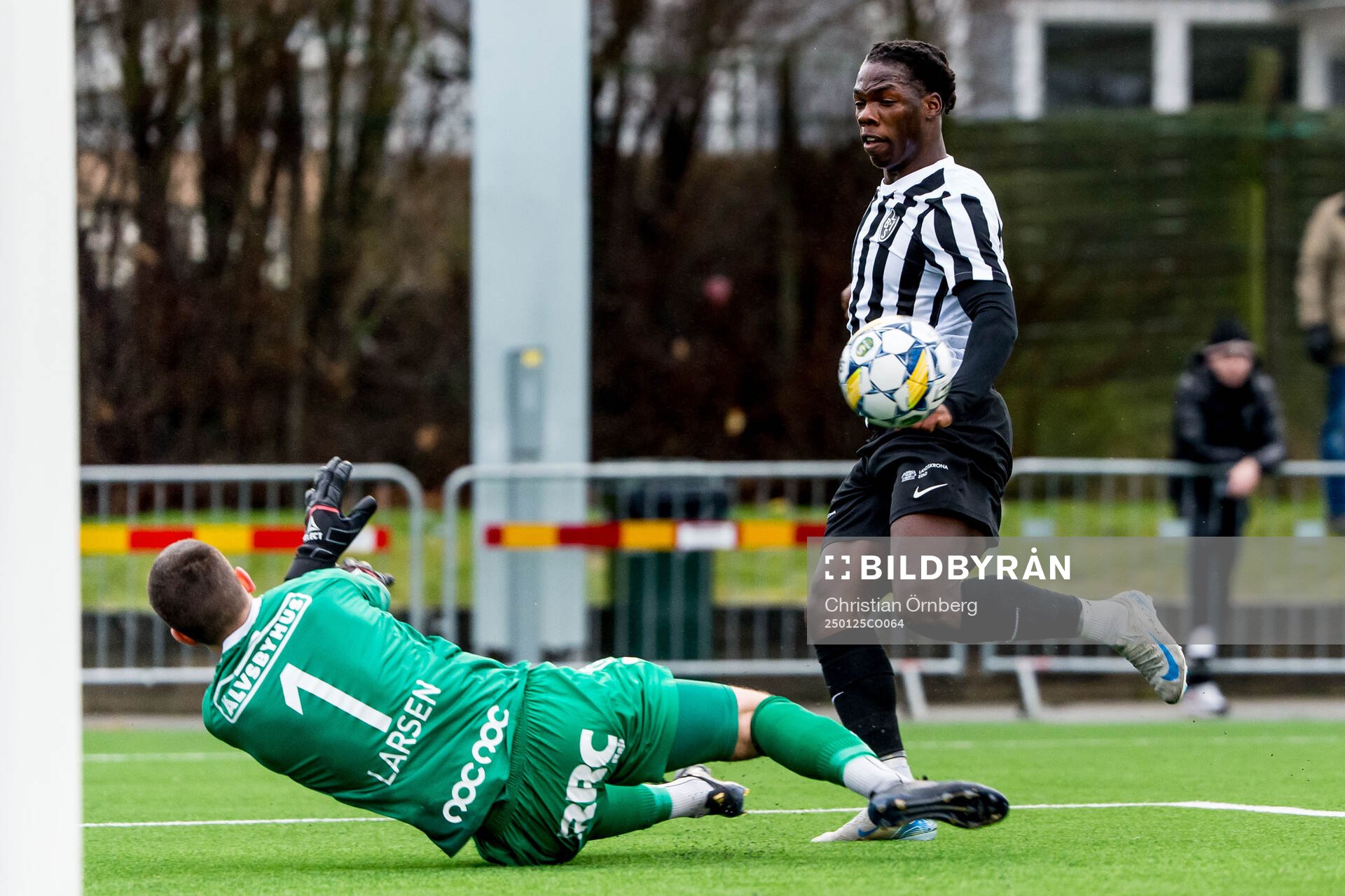 Trelleborgs målvakt Andreas Larsen och Landskronas Xavier