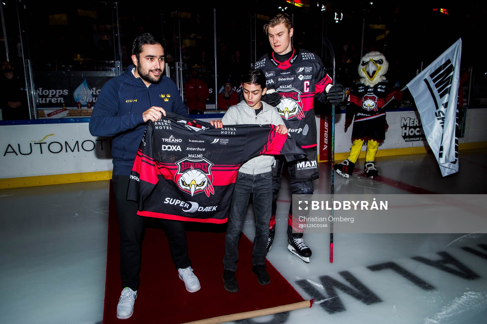 Malmö Redhawks Fredrik Händemark delar ut en matchtröja