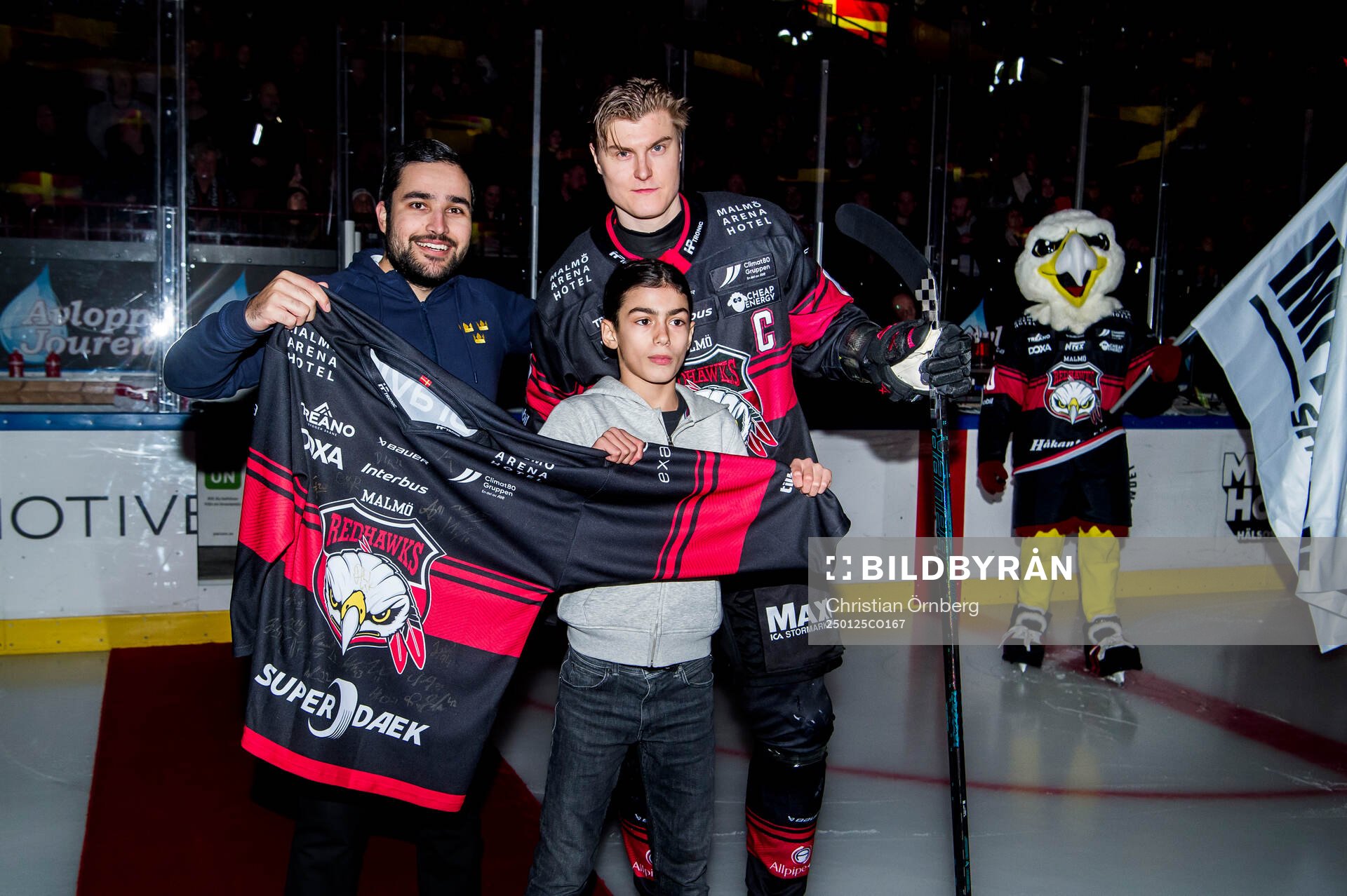 Malmö Redhawks Fredrik Händemark delar ut en matchtröja