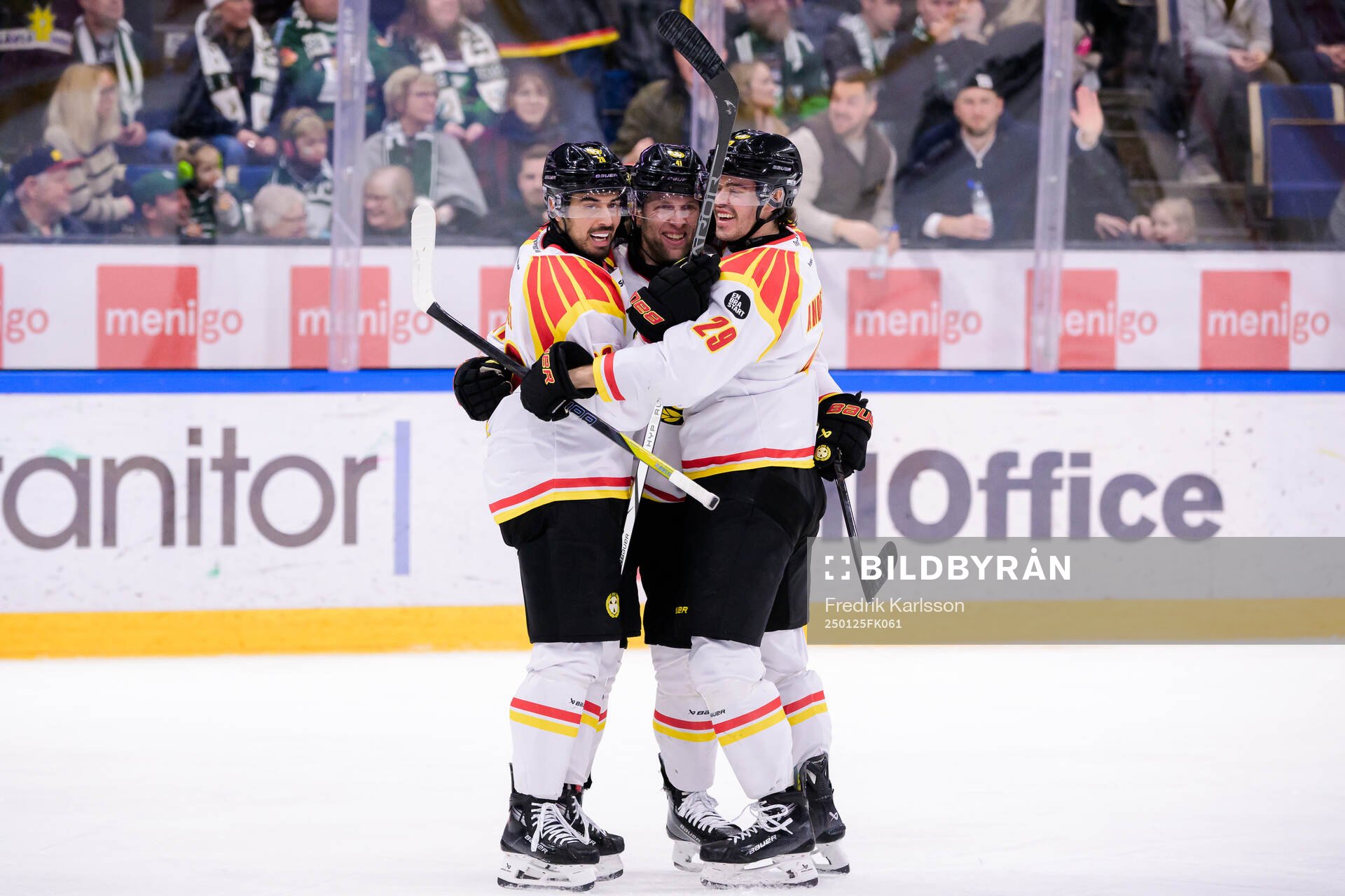 Brynäs Tyler Vesel , Greg Scott och Axel Andersson jublar